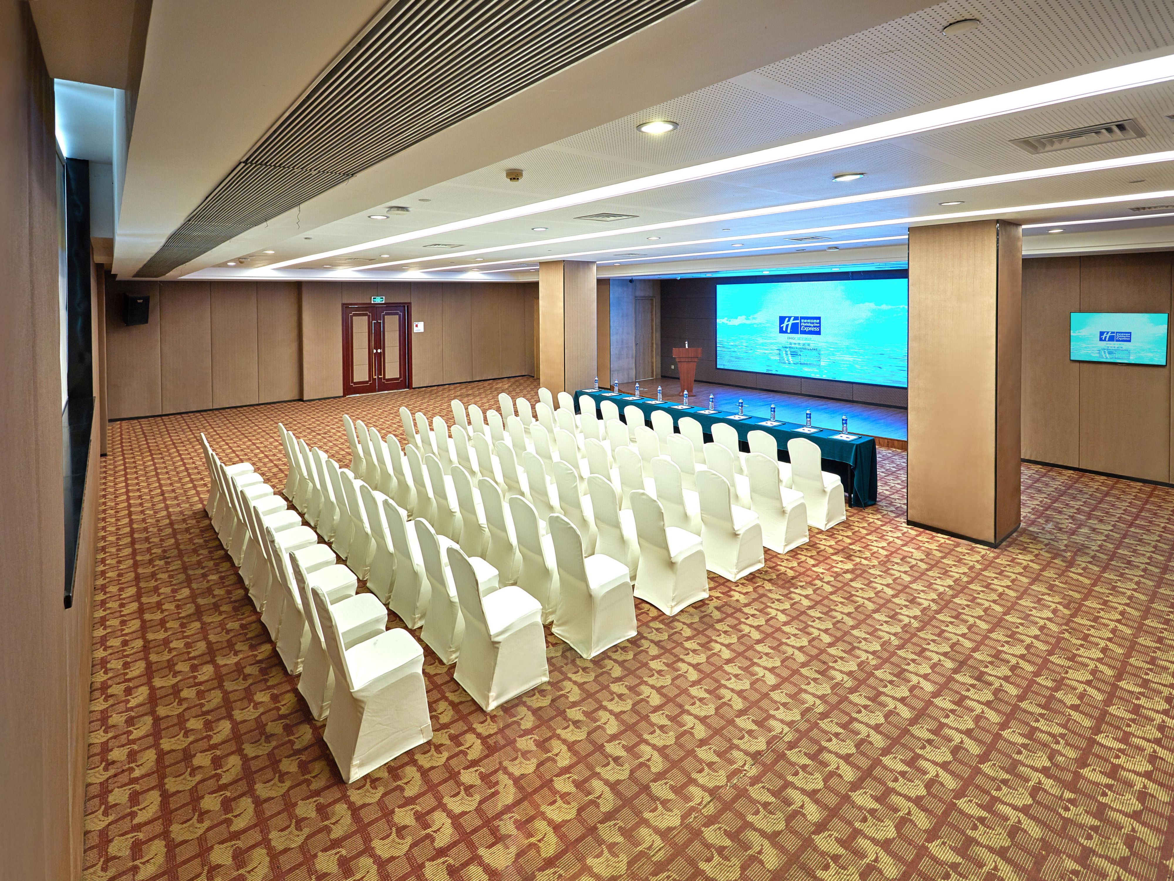 200平方米的会场，可容纳100人的桌式会议，可接待8桌晚宴。