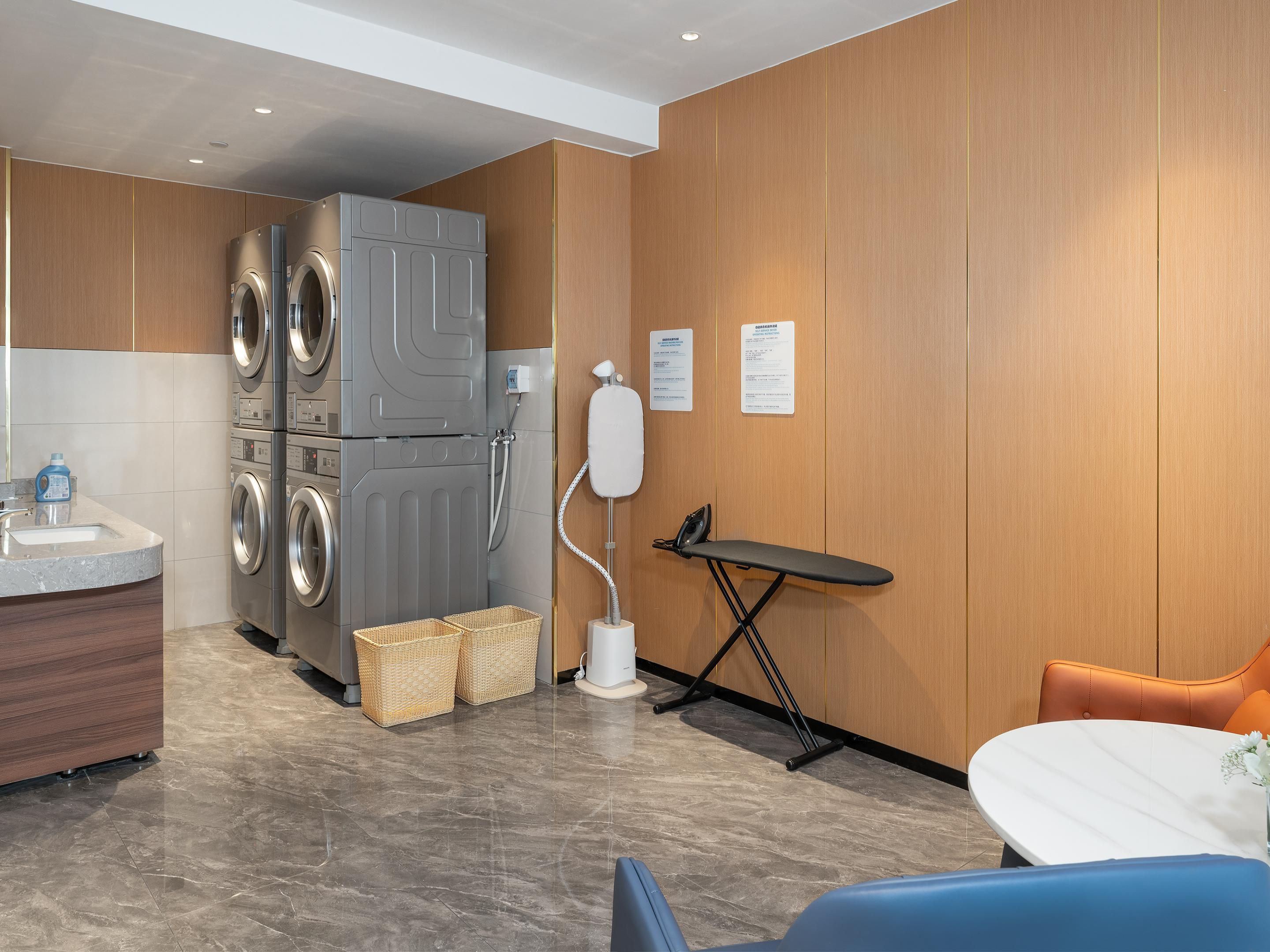 自助洗衣房面积25㎡，位于酒店7楼。
洗衣房有洗衣机、烘干机、熨斗和熨衣板、洗衣液。酒店客人凭房卡免费使用，24小时开放。