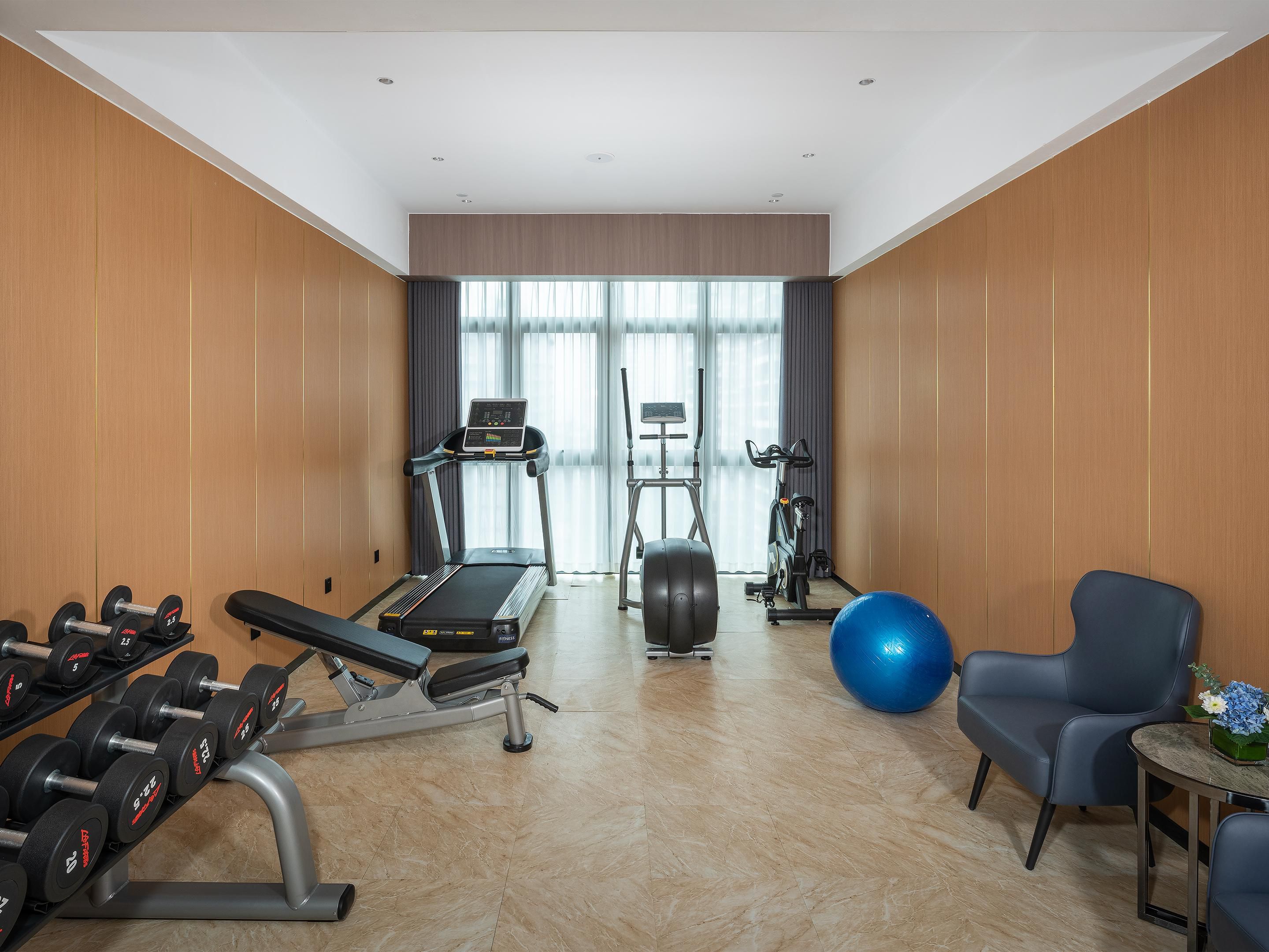 健身房面积32㎡，位于酒店7楼。
全景落地窗，空调，一些有氧运动器材。
酒店客人凭房卡免费使用，24小时开放。