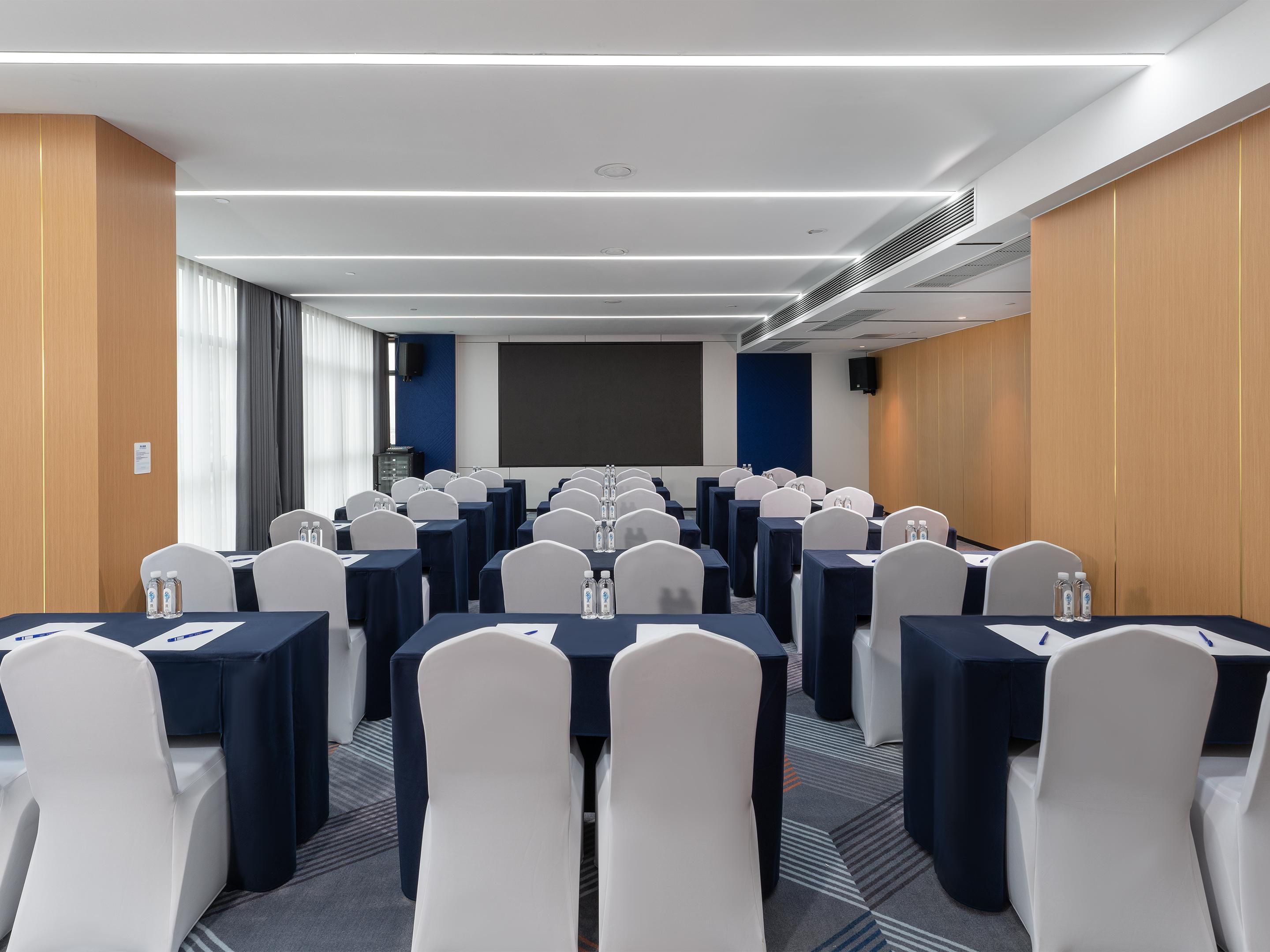 会议室面积80㎡，可容纳50人，位于酒店7楼。免费提供笔纸及矿泉水，LED大屏幕，音响。