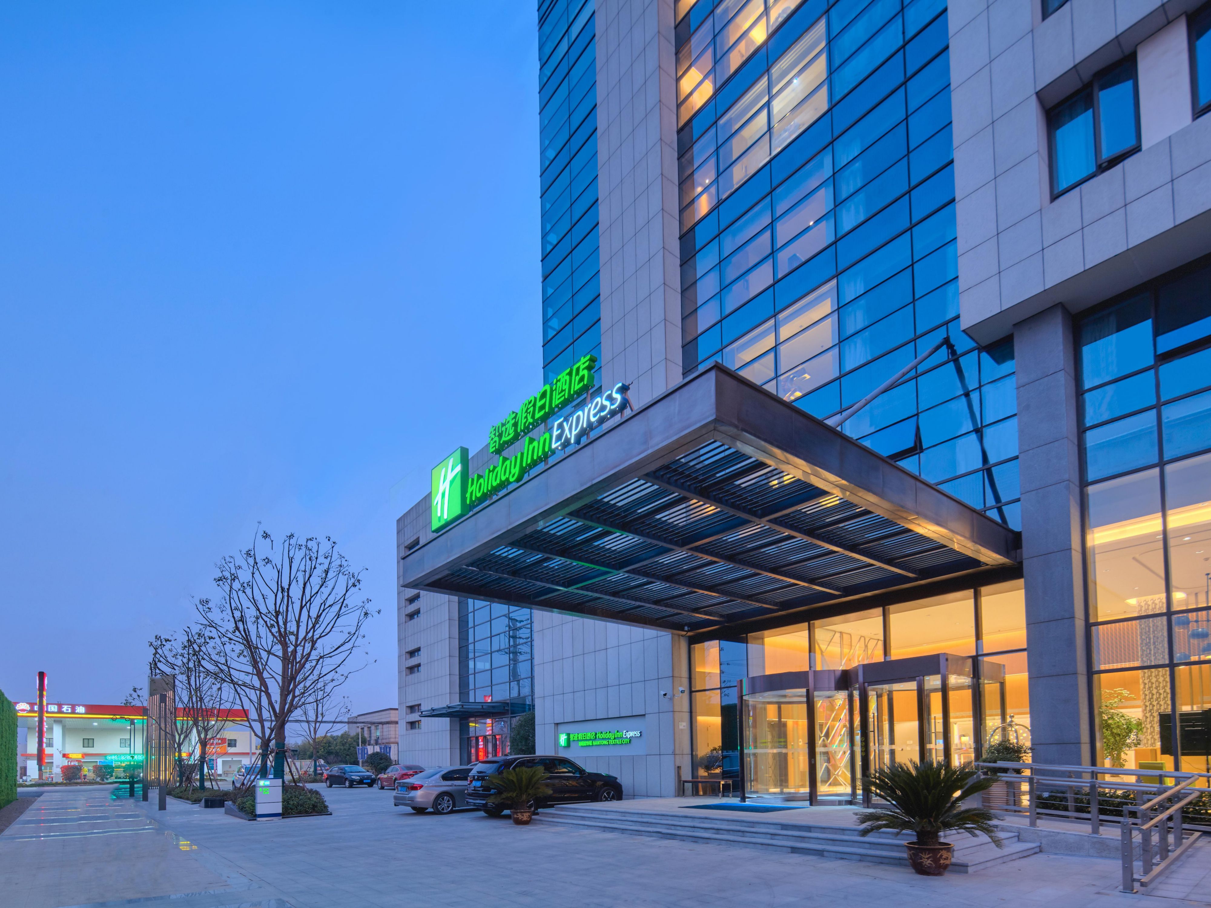 The hotel is located a famous textile city,spacious space, soft and bright light, high speed WiFi, daily breakfast buffet featuring Western and Chinese food, satellite television channels, comfortable beds and refreshing hot shower.complementary dinner food offer, complementary coffee and snakes all day, complementary shuttle to textile city center