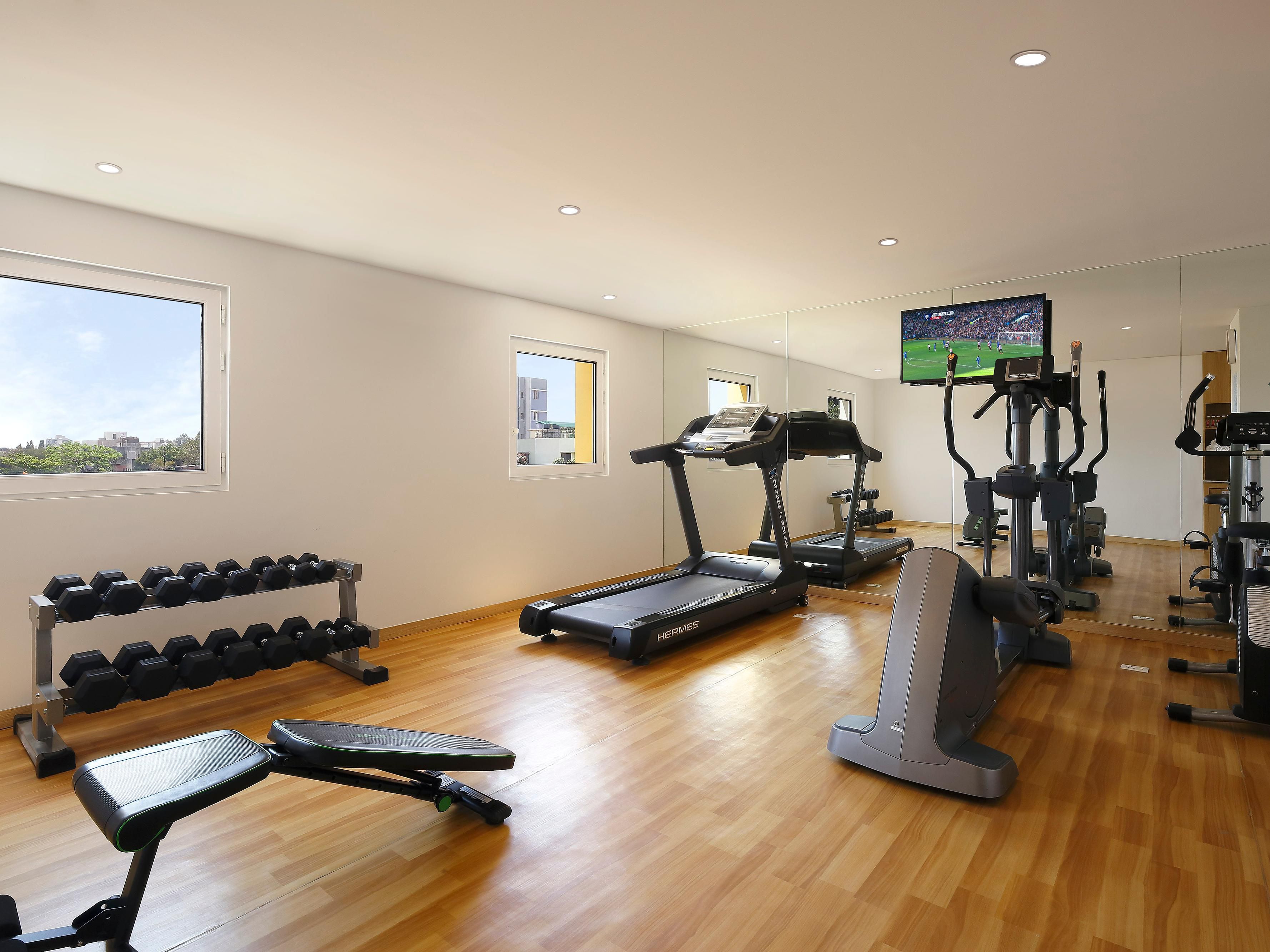 A heaven for fitness enthusiasts, the Fitness Center at the Holiday Inn Express Nashik features state-of-the-art training and workout equipment including treadmills, individual strength workout stations, cross trainers and a free weights section, equipped with exercise balls and Yoga mats 