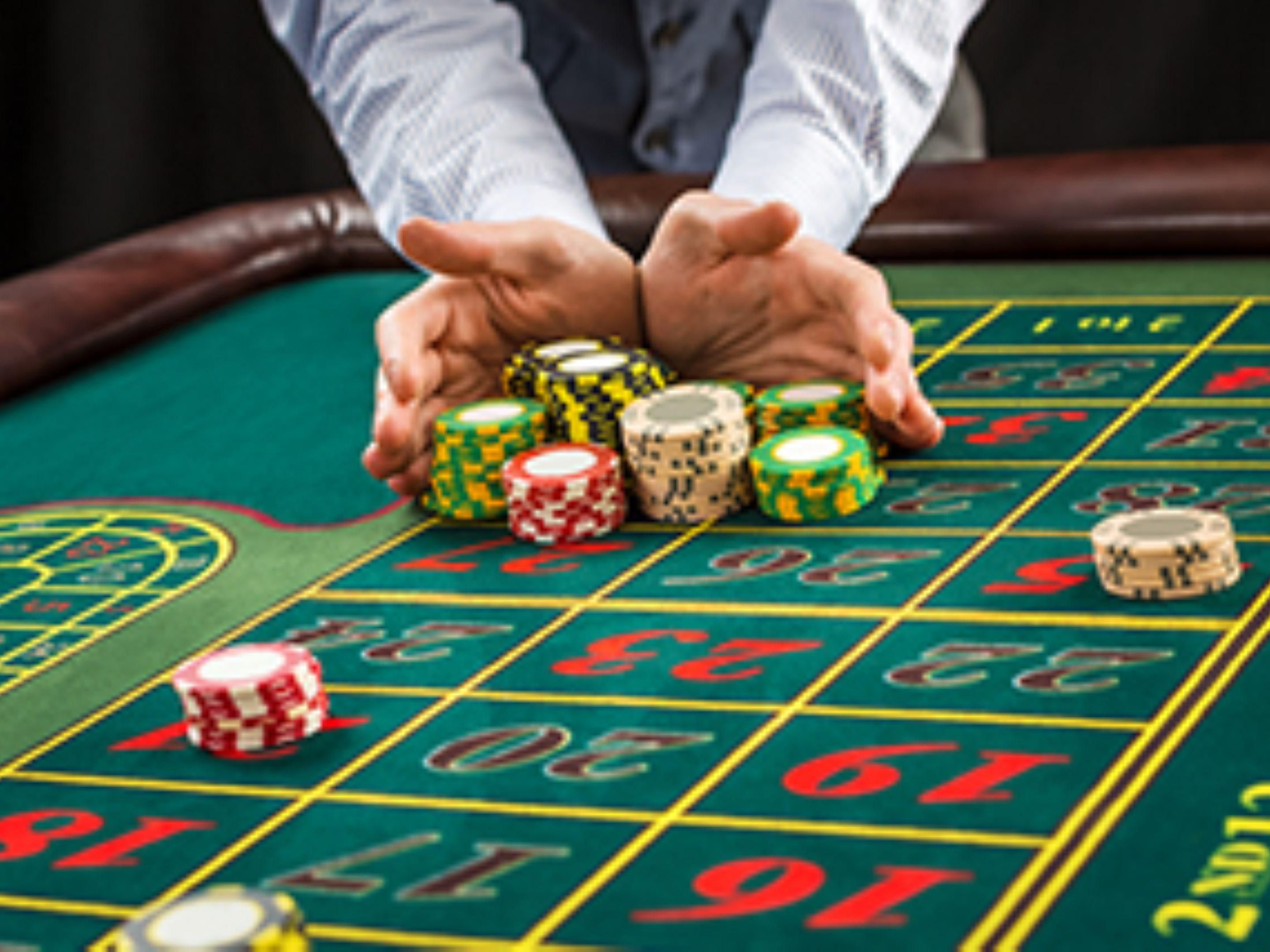 Horseshoe is located 15 minutes from Holiday Inn Express New Albany. It is the closest casino to the large Southern Indiana cities and to Louisville. It is the largest riverboat casino in the world. The riverboat complex also offers an entertainment venue, 7 restaurants, a pavilion, a golf course, and a parking garage.