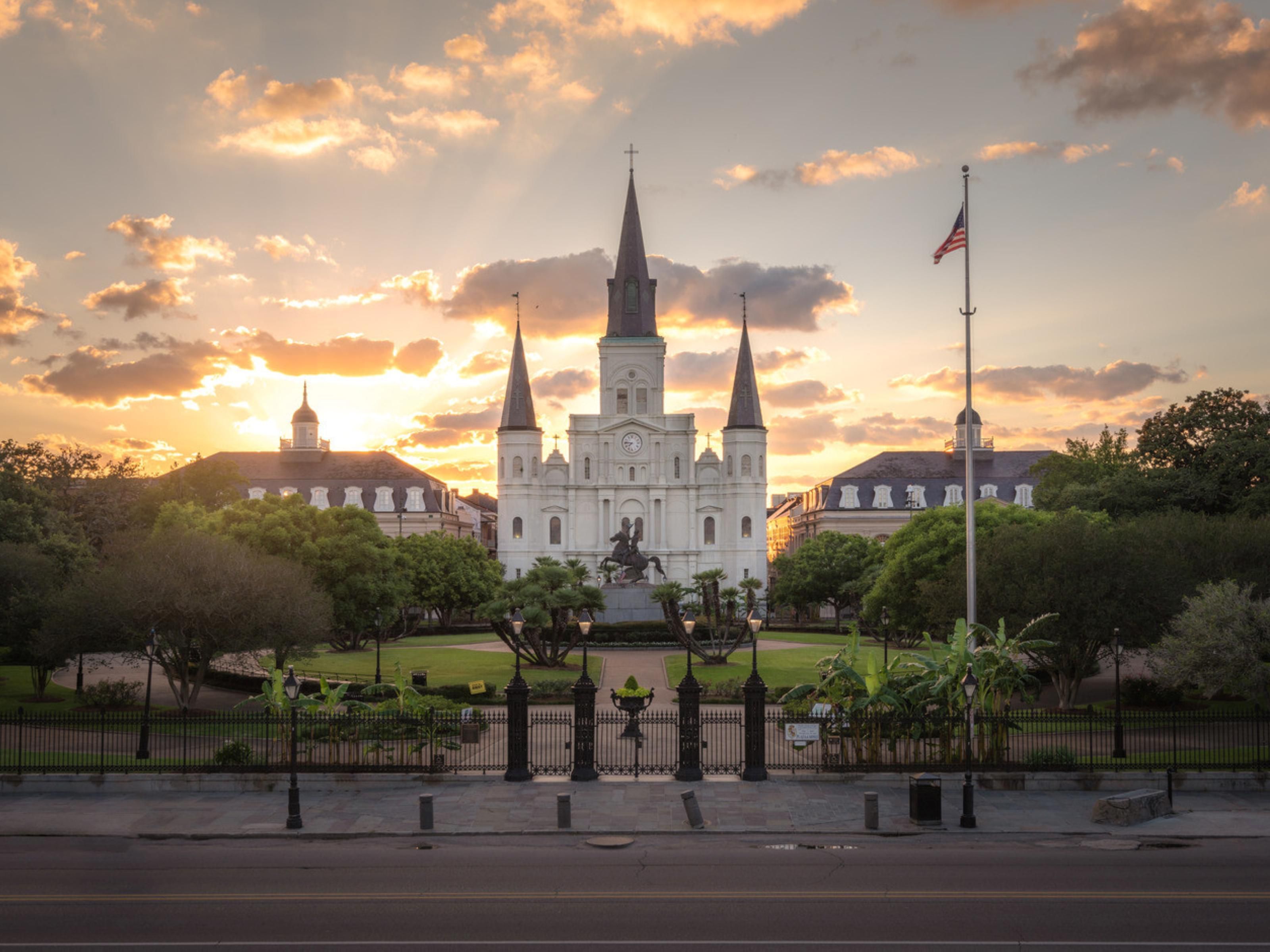 The hotel is located in the Central Business District of New Orleans and is just 4 blocks away from Bourbon Street and the French Quarter.
