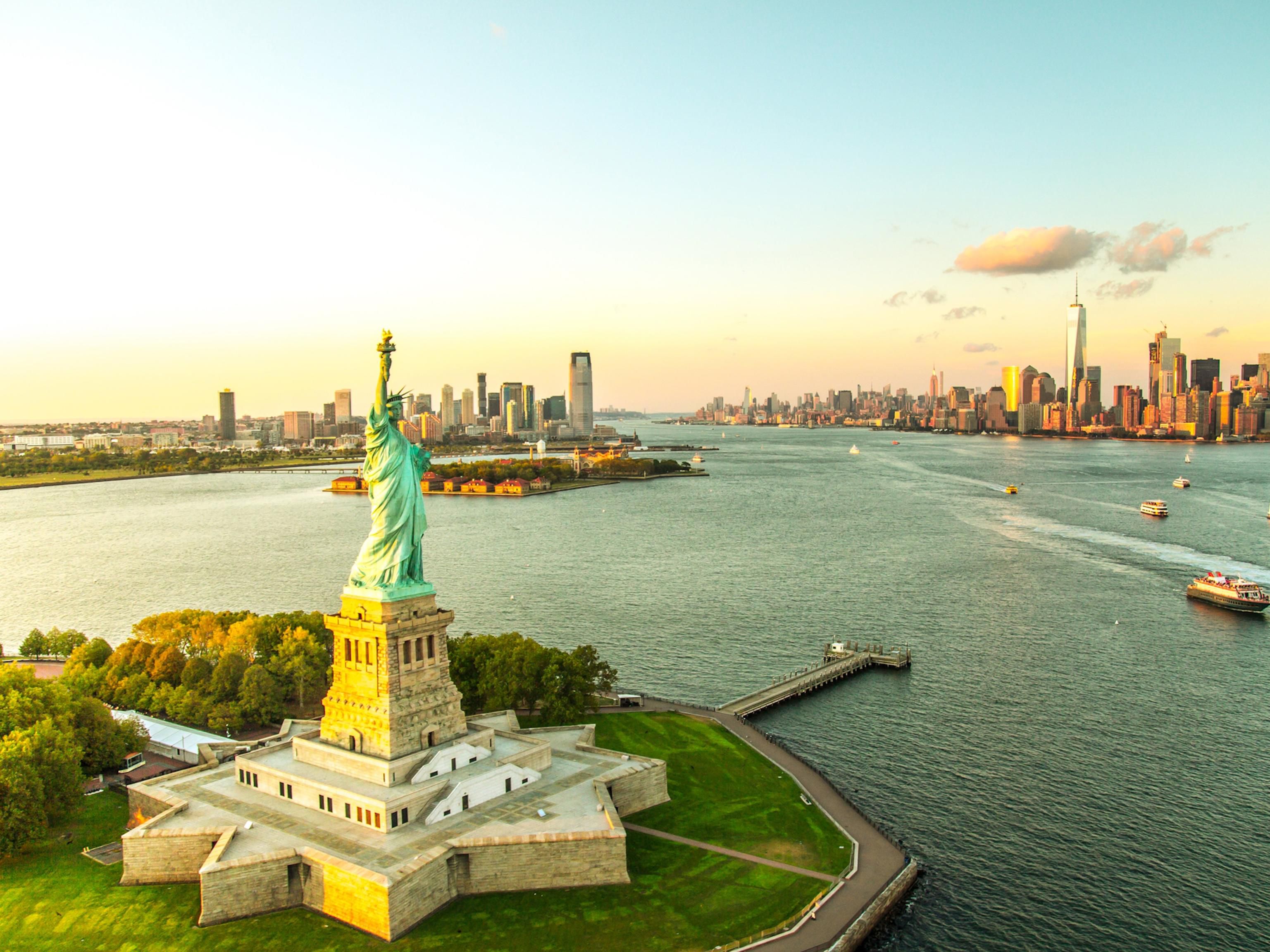 With boarding just steps away at Pier 15, City Cruises offers the perfect combination of delicious dining and relaxing sightseeing water cruises with climate-controlled interiors and open-air decks, allowing for a comfortable dining experience and breathtaking views of the skyline’s sights all year long. 