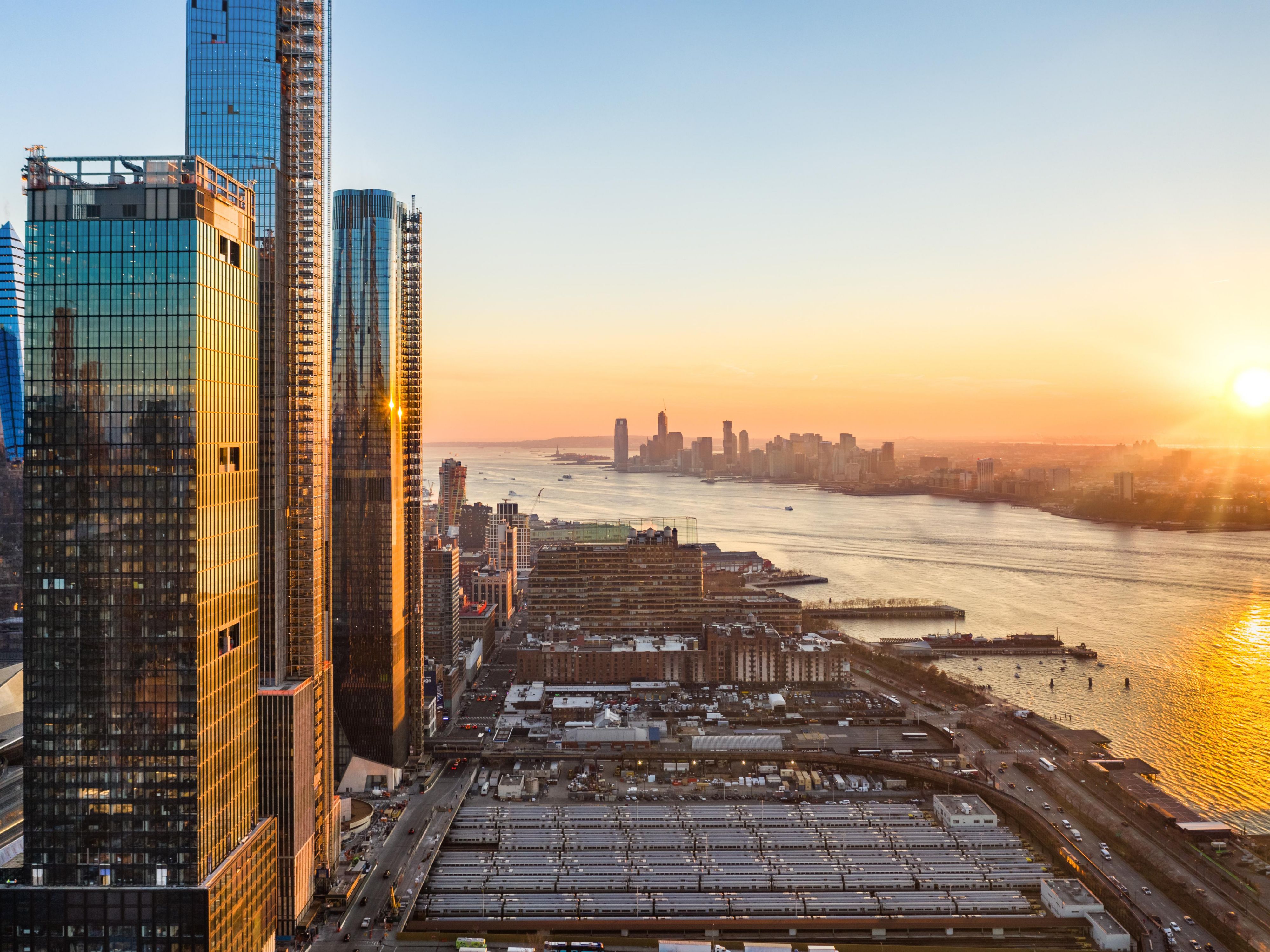 Situated on Piers 59, 60 and 61, Chelsea Piers houses a sports complex for golf, rock climbing, field sports, ice skating, fitness, bowling and more. With unrivaled entertainment venues and event spaces along with a commercial marina for boating excursions. Silver Screen Studios is home to Manhattans largest center for TV and film production.