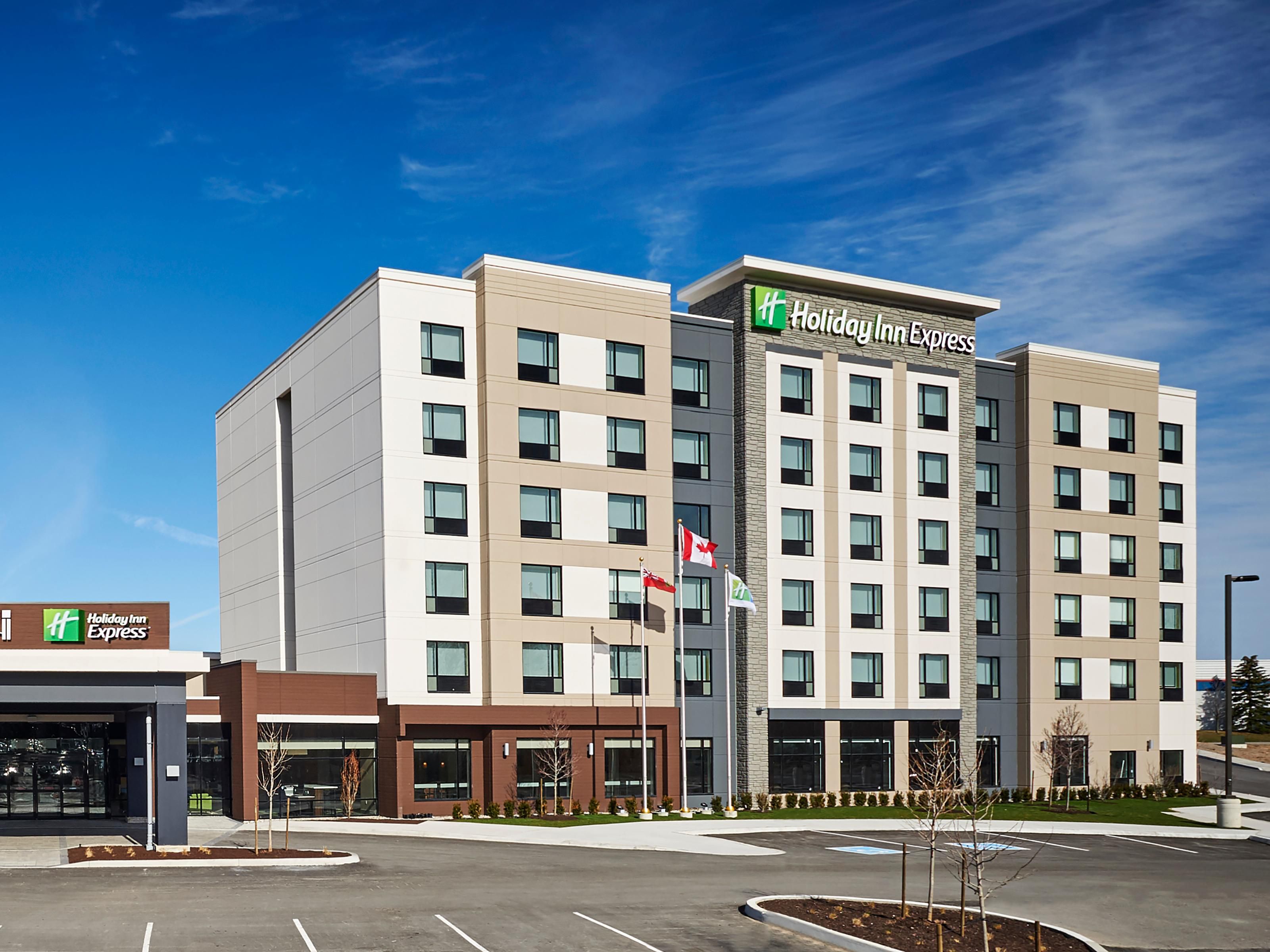 Parking is free for all registered guests at our hotel in Niagara-on-the-Lake , Canada. Whether you’re stopping by with an RV, tour bus, or staying for sports competitions or sightseeing, our parking lot is free, flat, and well-lit with in-and-out privileges.