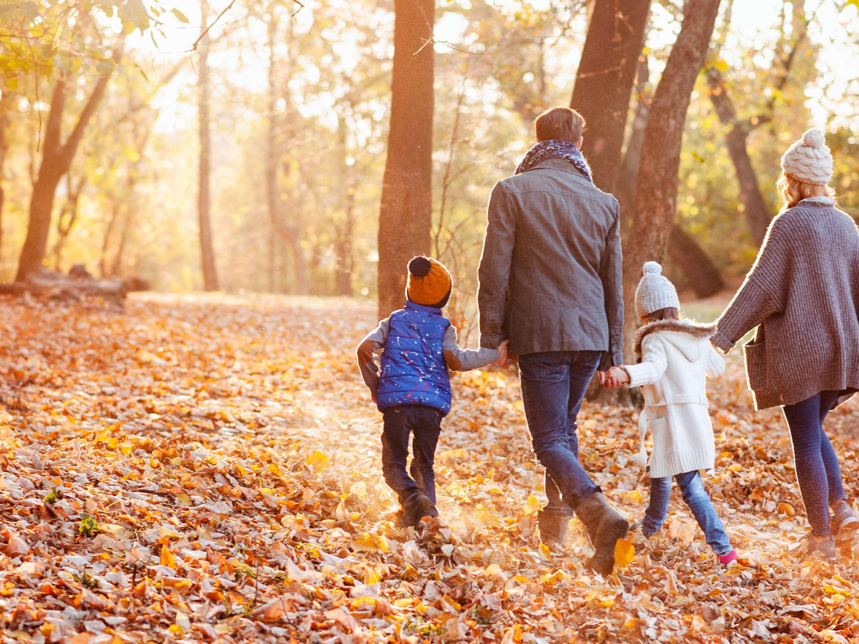 17 岁以下的儿童是我们的客人。我们将不向他们收取房费、早餐费或城市税。根据需要和空房情况，我们可以为您安排连通房间，以便您全家入住。如果您的孩子未满 2 岁，房间内可放置一张婴儿床。