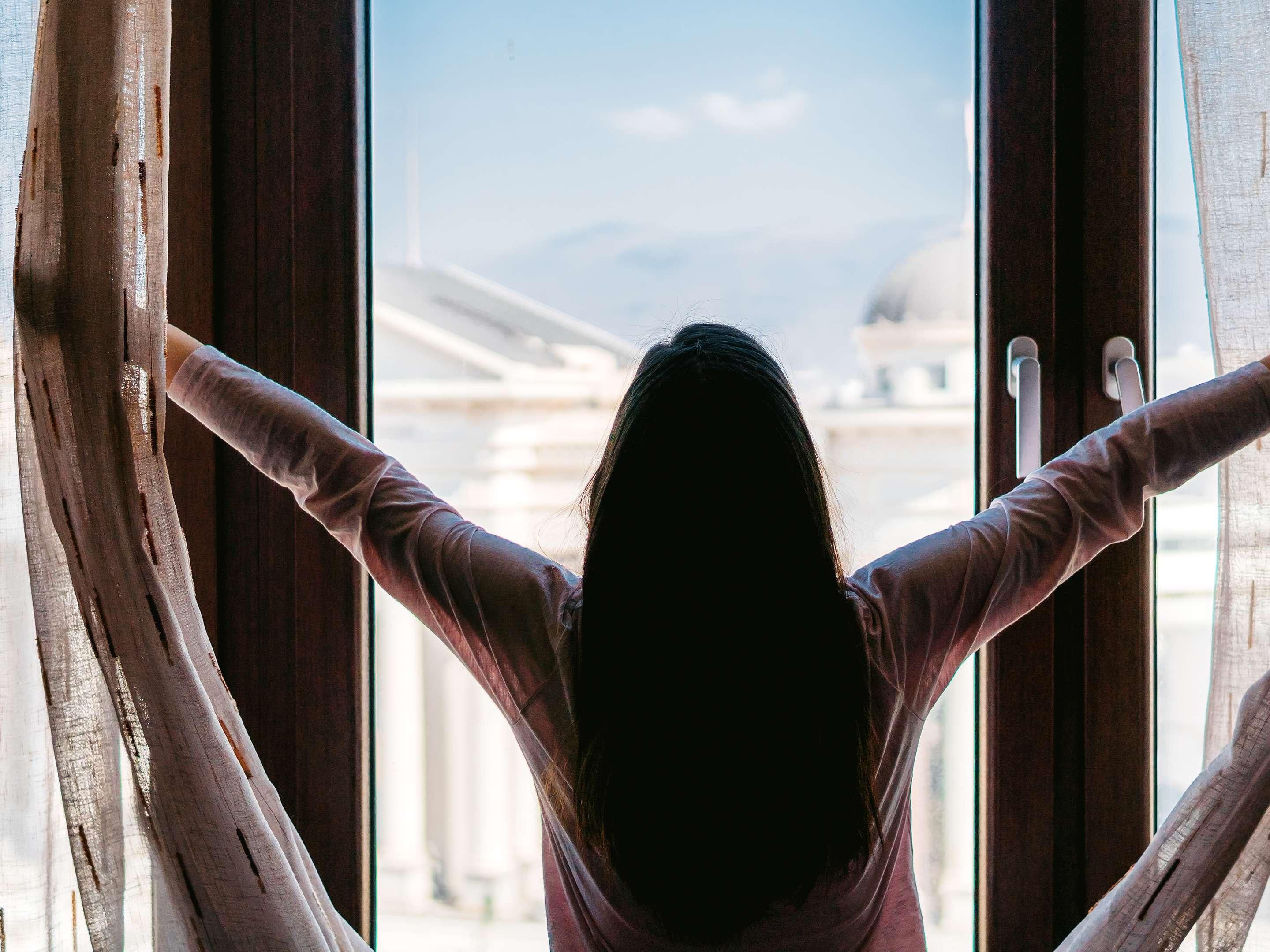 每个房间都配有独立的空调、暖气和通风设备，您可以根据需要调节室温。