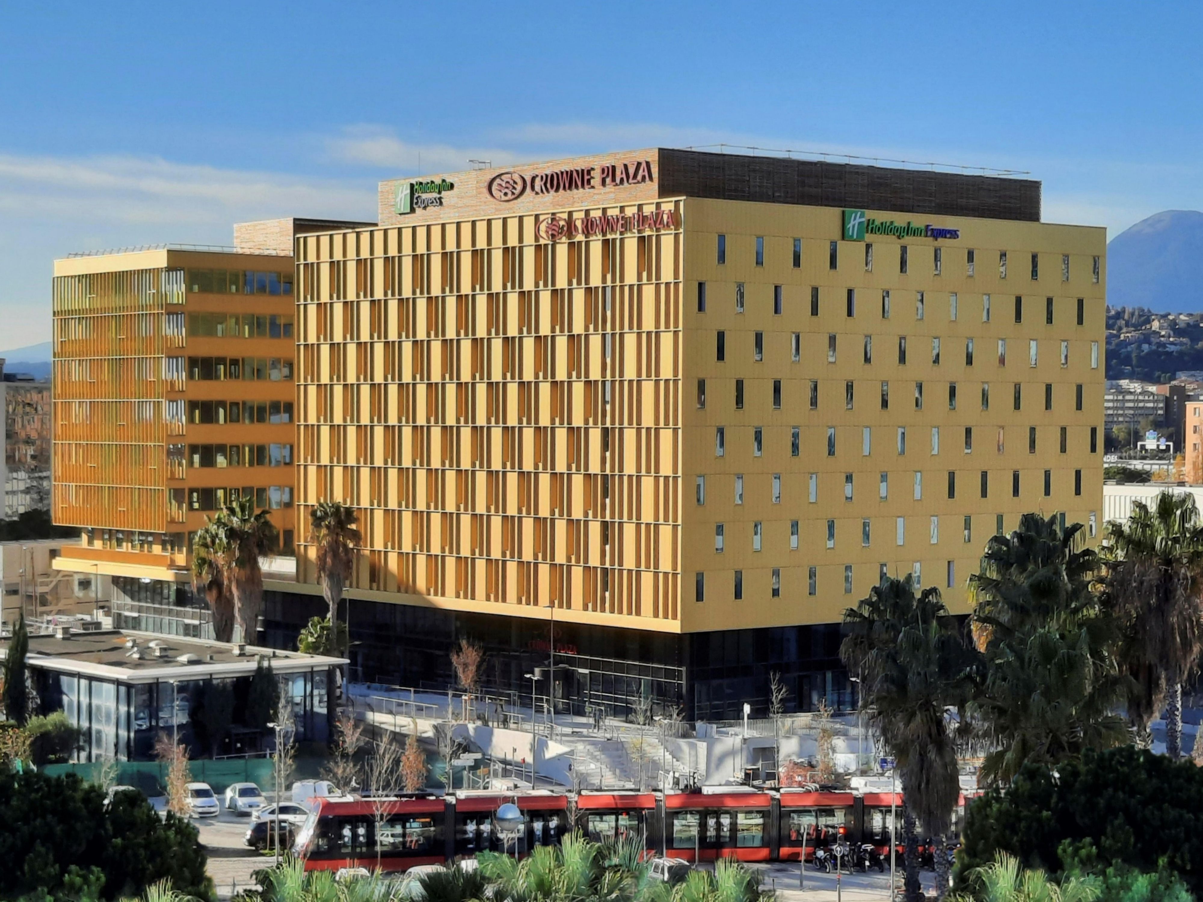 您乘飞机抵达？从机场航站楼免费乘坐有轨电车 2 号线（Port Lympia 路）或 3 号线（St Isidore 路），5 分钟后在 Grand Arénas 站下车即到酒店。您想游览尼斯市中心？乘坐有轨电车 2 号线（Port Lympia 方向），20 分钟即可到达。距离尼斯圣奥古斯丁火车站仅 600 米。