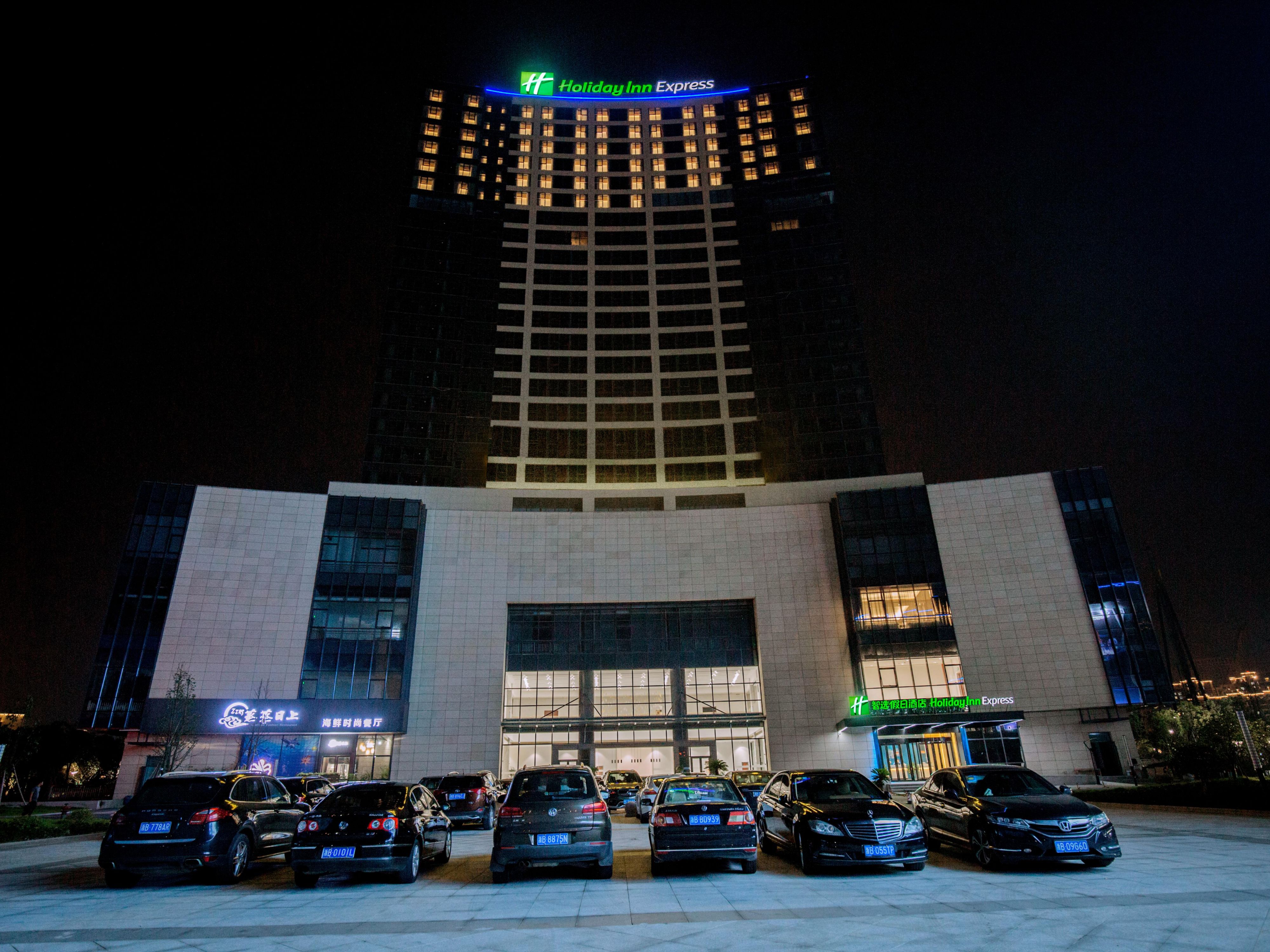 Hotel natural lighting, central air conditioning, high-speed wireless network access, all-round modern facilities, for high-end social and business interaction to provide a spacious and elegant space. The public area of the hotel covers wireless network, and the business center provides 24-hour meticulous professional services.