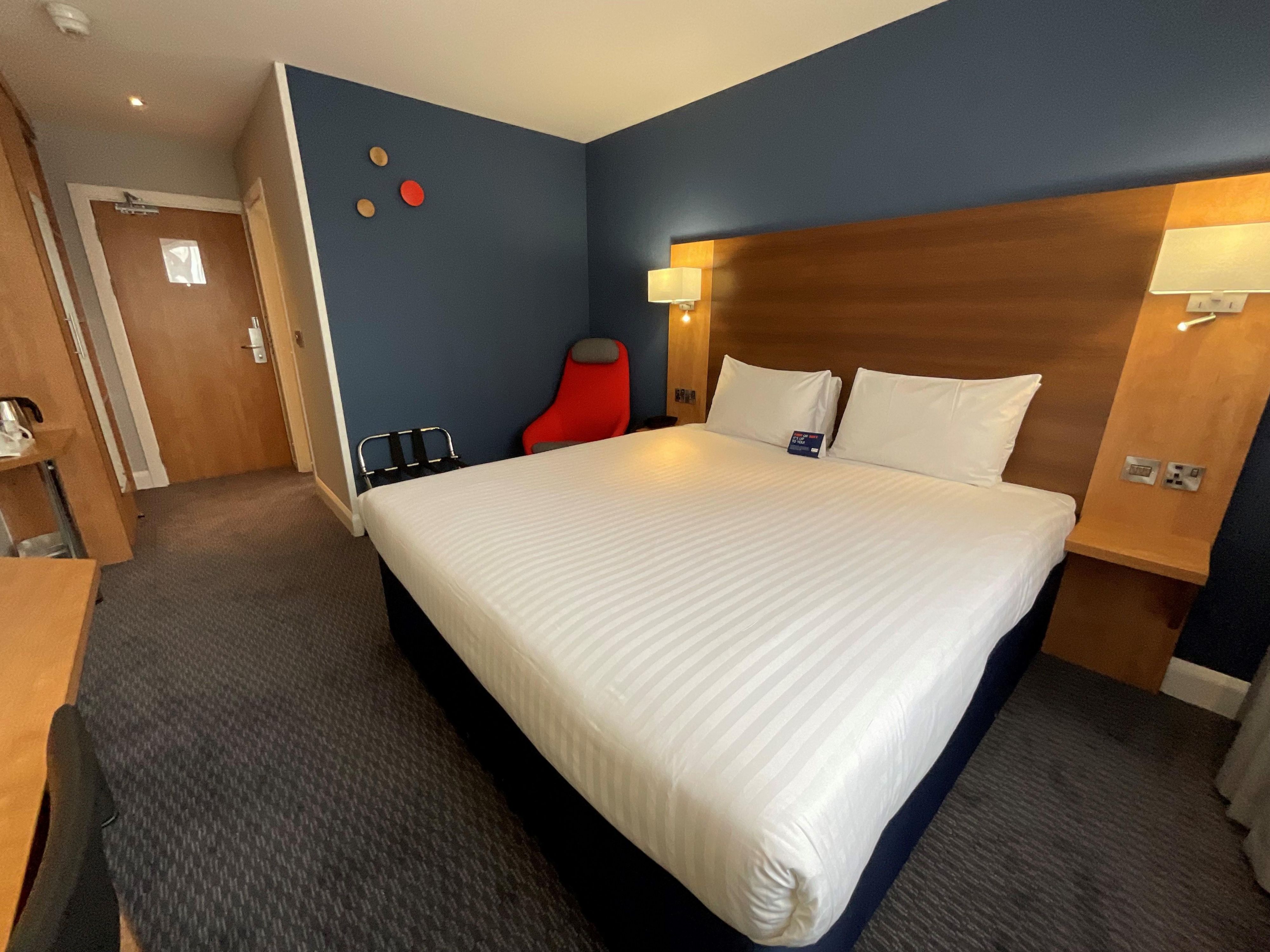 Stay in our new and fresh renovated bedrooms, offering chrome cast TVs and USB outlets for the savvy traveller or bedside reading lights for the page turner.
