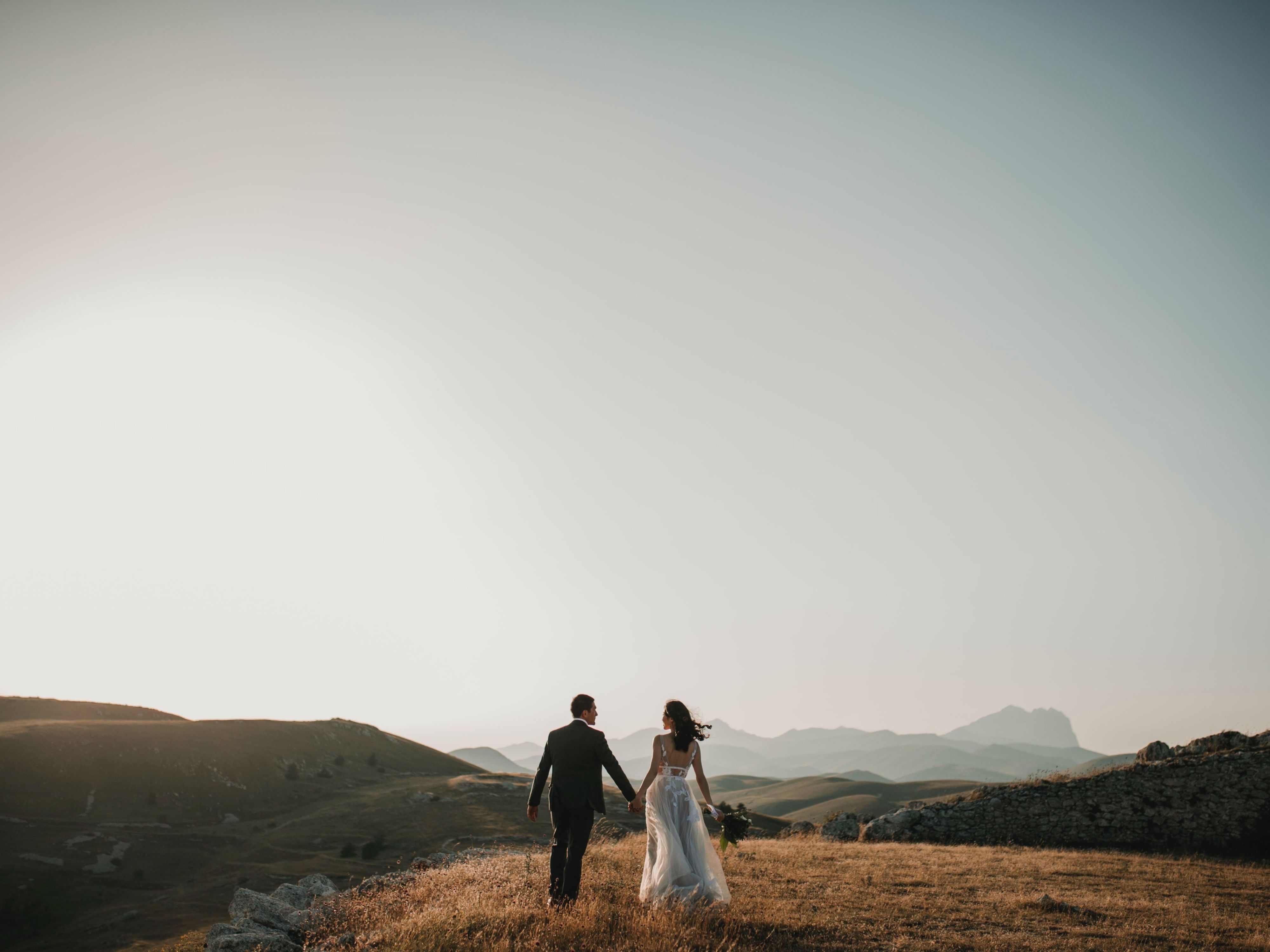 Planning your wedding at one of the many beautiful wedding venues in Oakdale and our nearby communities? Book your wedding party's hotel stay today! 