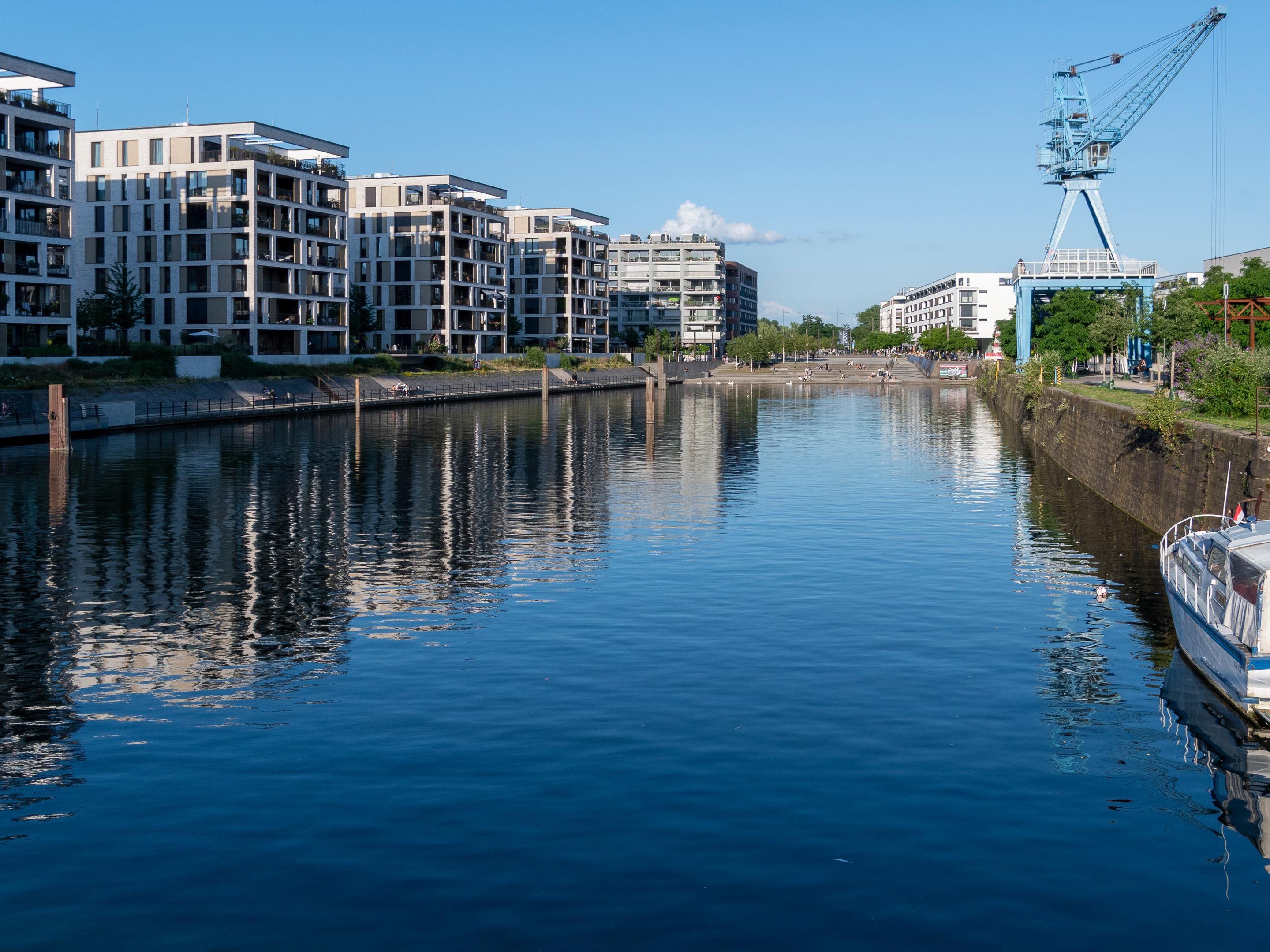 Discover Offenbach from our central located hotel. You can reach the City Centre or the River Main within a few minutes walking distance.