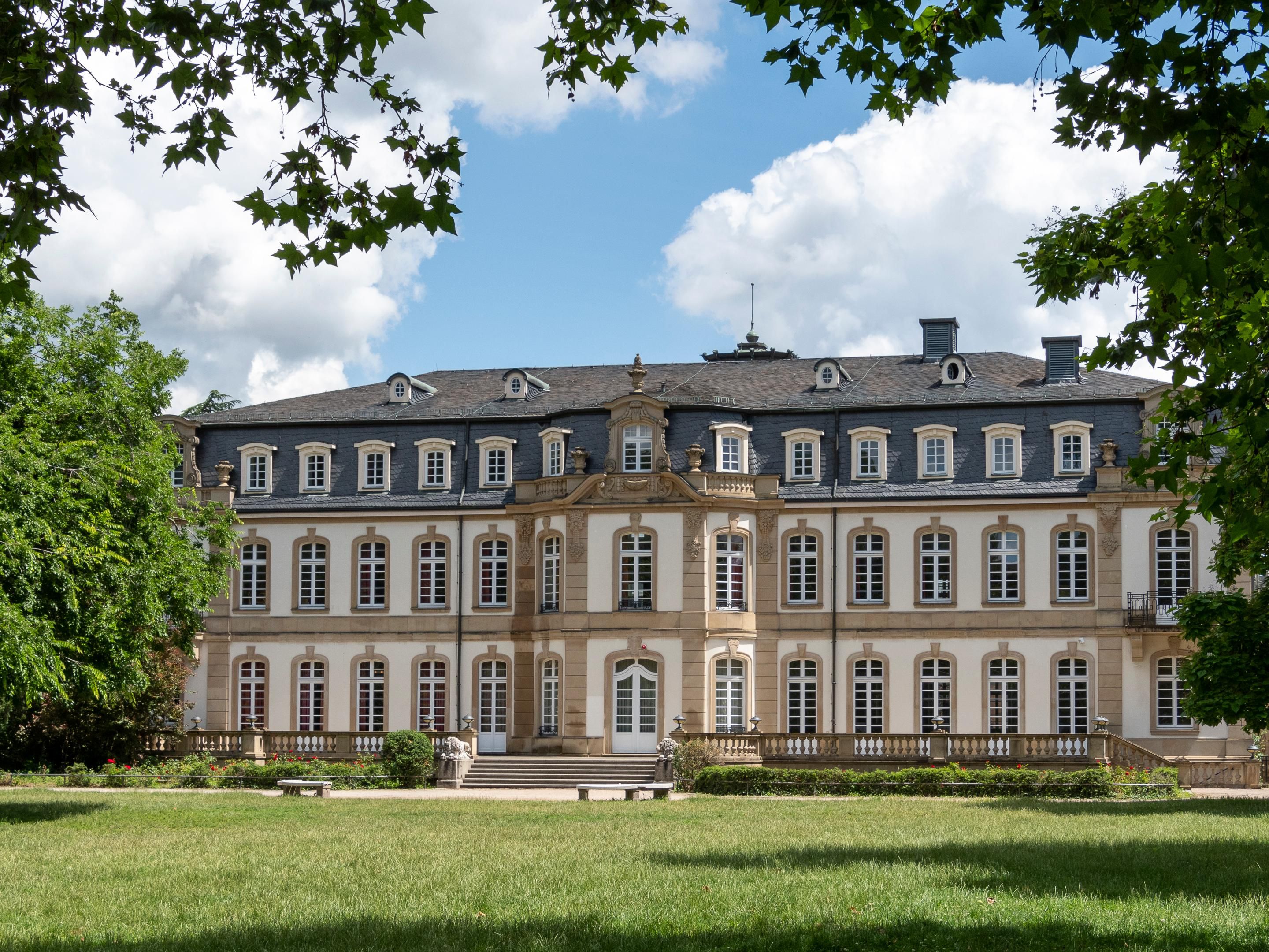 Discover the historical side of Offenbach with all the beautiful castles and buildings!