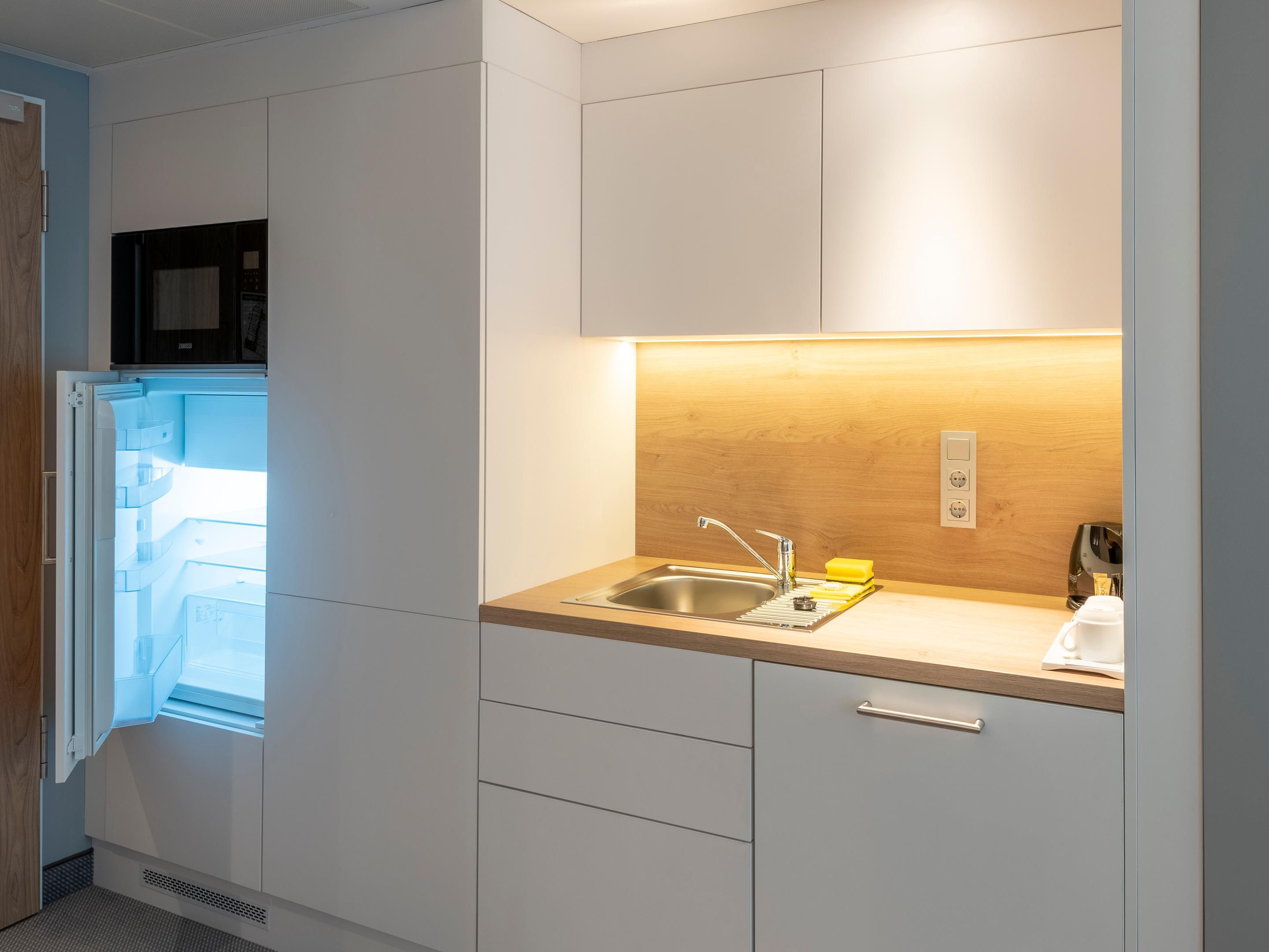 Enjoy your stay in our studios. All rooms have standard Wi-Fi access and individually controlled air conditioning. Coffee and tea-making facilities are provided in your room. USB connections are available.
The additional kitchenette including the washing machine makes it the perfect long-stay experience.