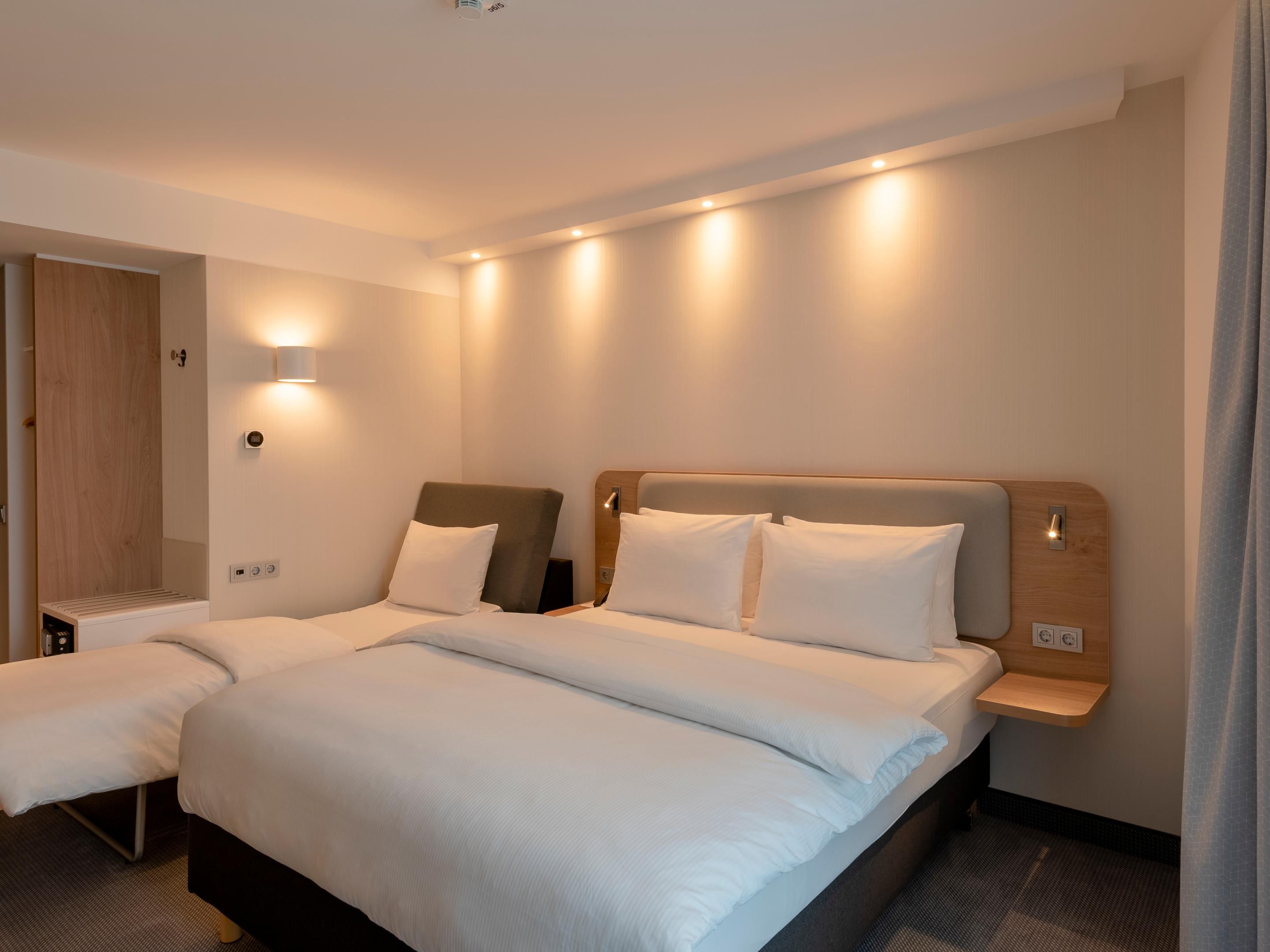 Come and enjoy our family rooms for an experience in Offenbach. There’s space for you to unwind for up to two adults in this queen bedded room and one child or one adult to sleep in the single sofa bed. Our complimentary Wi-Fi internet will keep you connected. The room is equipped with air conditioning, and Flat screen TV.