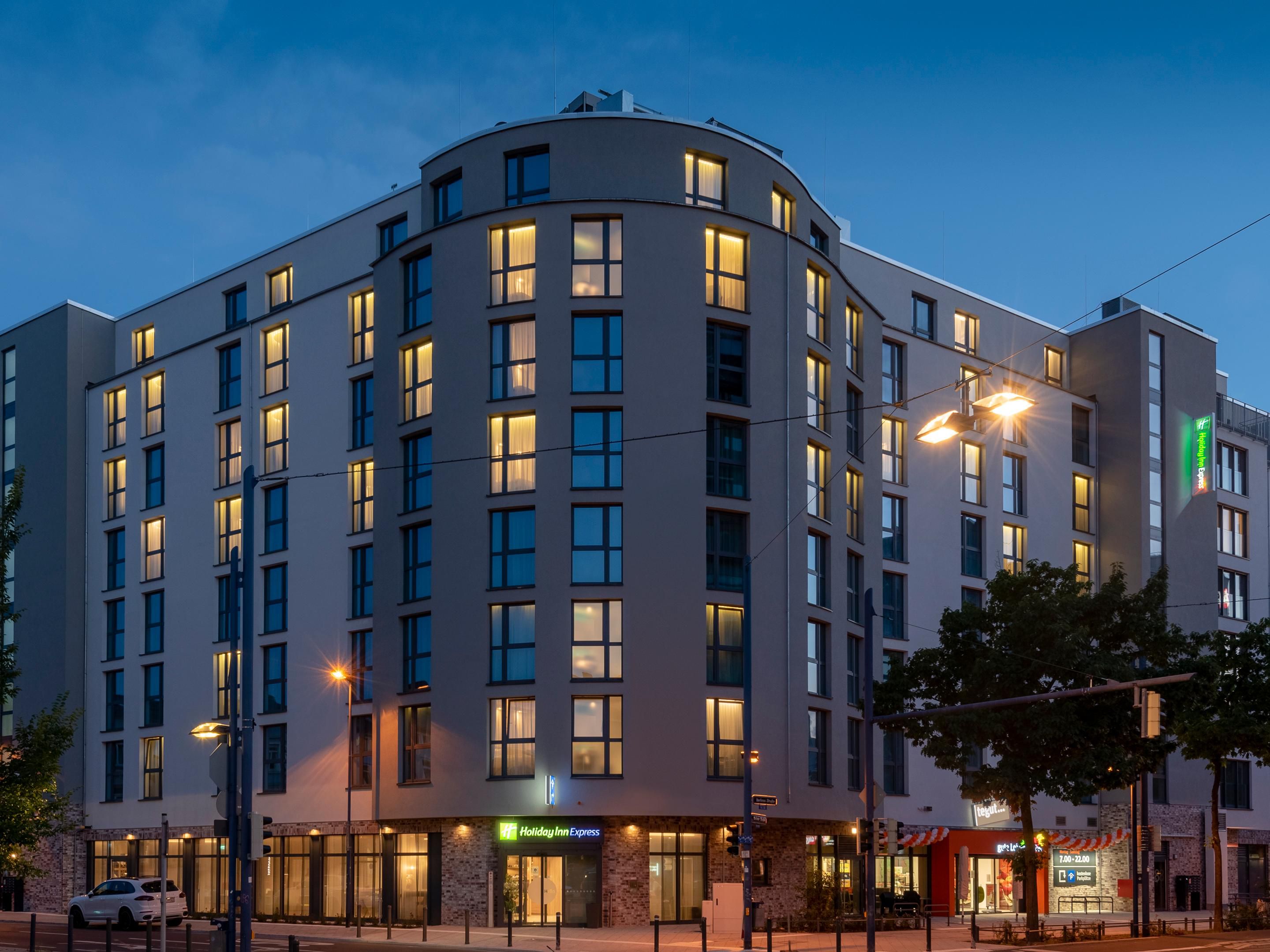 Conveniently located within walking distance of Offenbach city centre and just a 10-minute walk from the main train station, our hotel offers easy access to Frankfurt's city center and airport via the nearby Offenbach Ledermuseum S-Bahn station, situated directly opposite the hotel.