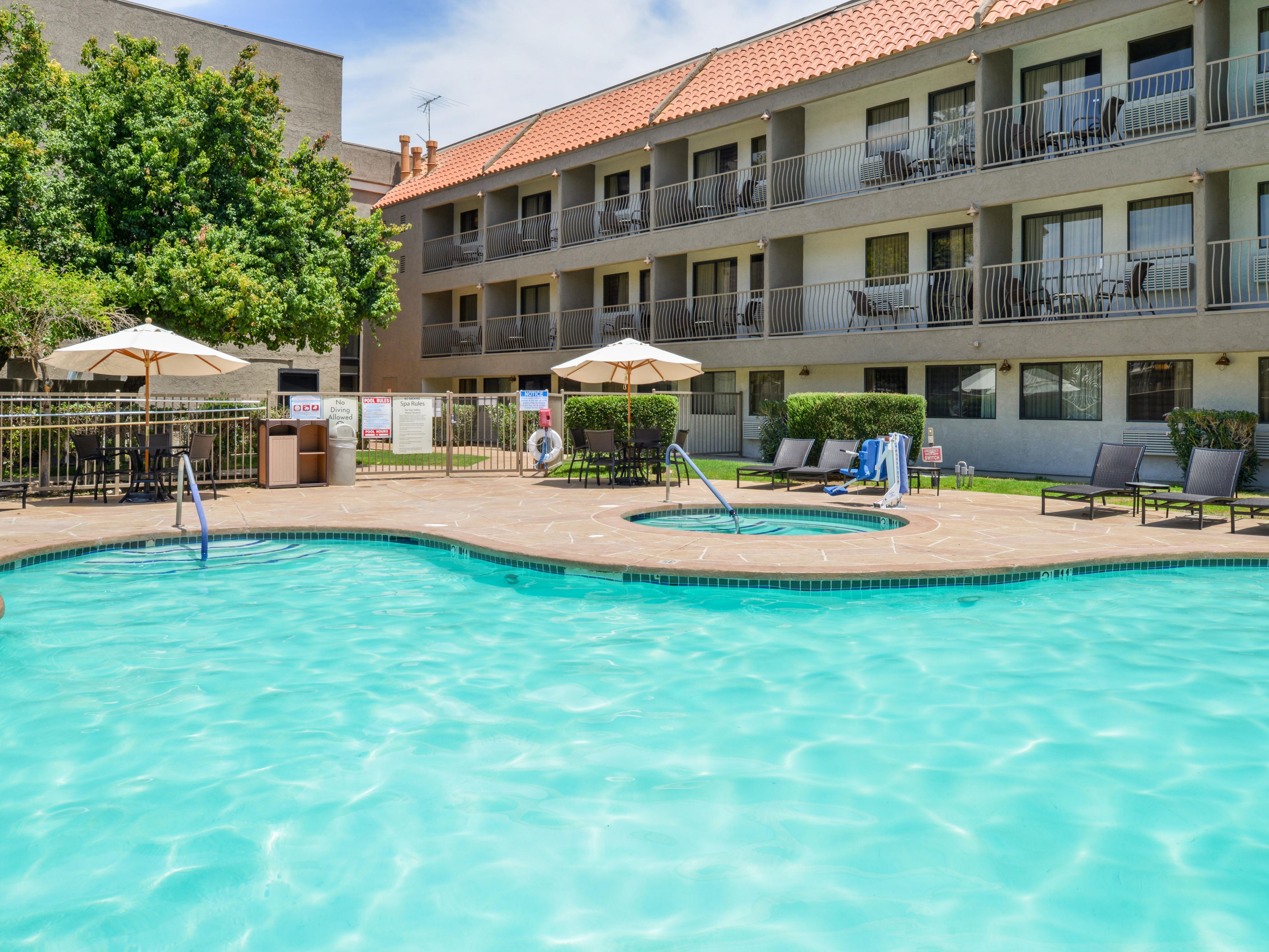 Cool off with a dip in our large outdoor pool during sunny Palm Desert afternoons or sink into our spacious jacuzzi for a relaxation session. Open from 7 am to 11 pm, there's plenty of time to enjoy the water after a day spent shopping, dining, and sightseeing in Coachella Valley.