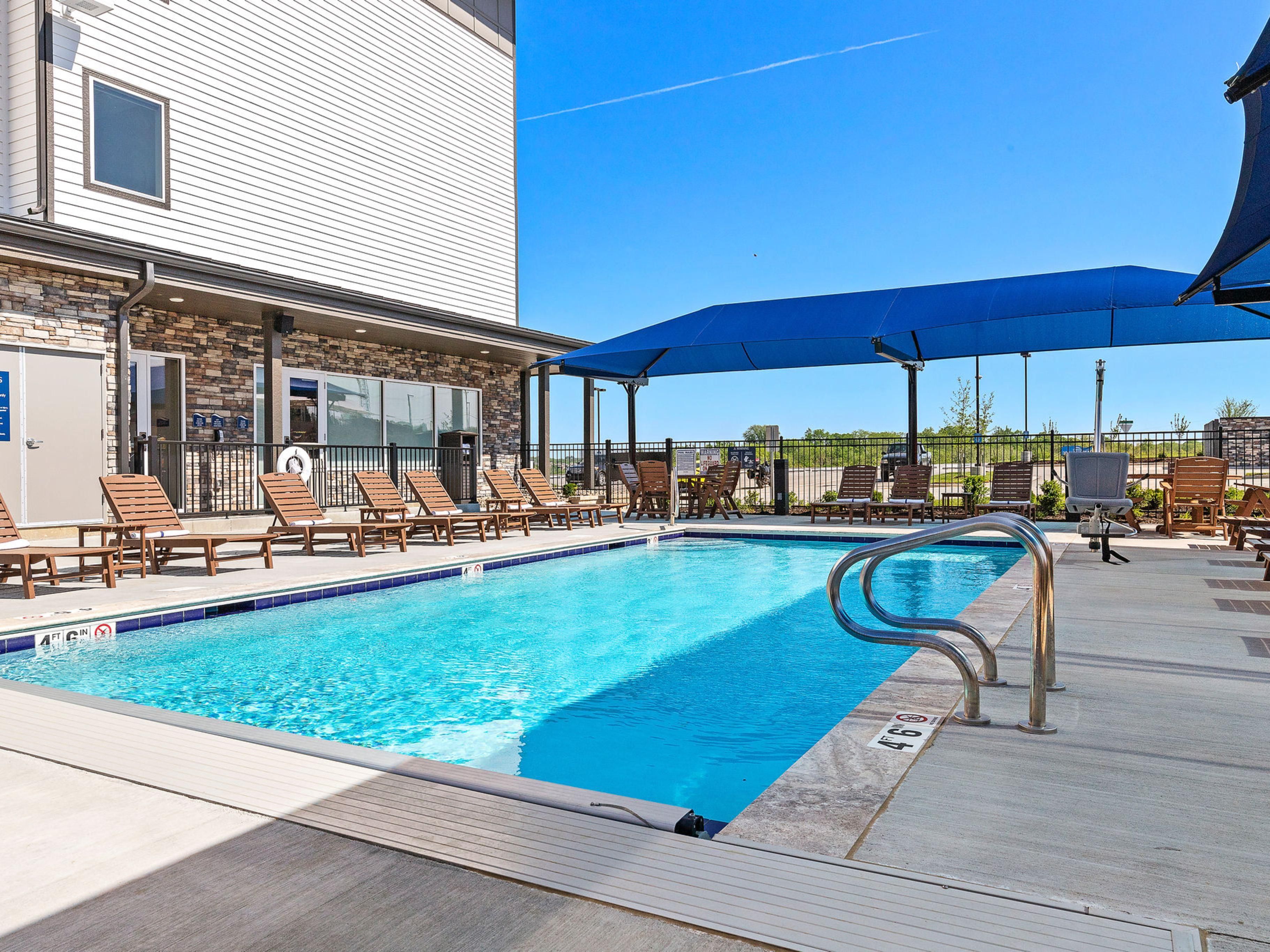 Take a dip in our outdoor seasonal pool from 8:00 AM – 10:00 PM. Start your day with invigorating laps, make a mid-afternoon splash, or enjoy a leisurely evening swim. Our pool area, with ample seating and a fire pit, is the perfect place for recreation and relaxation.