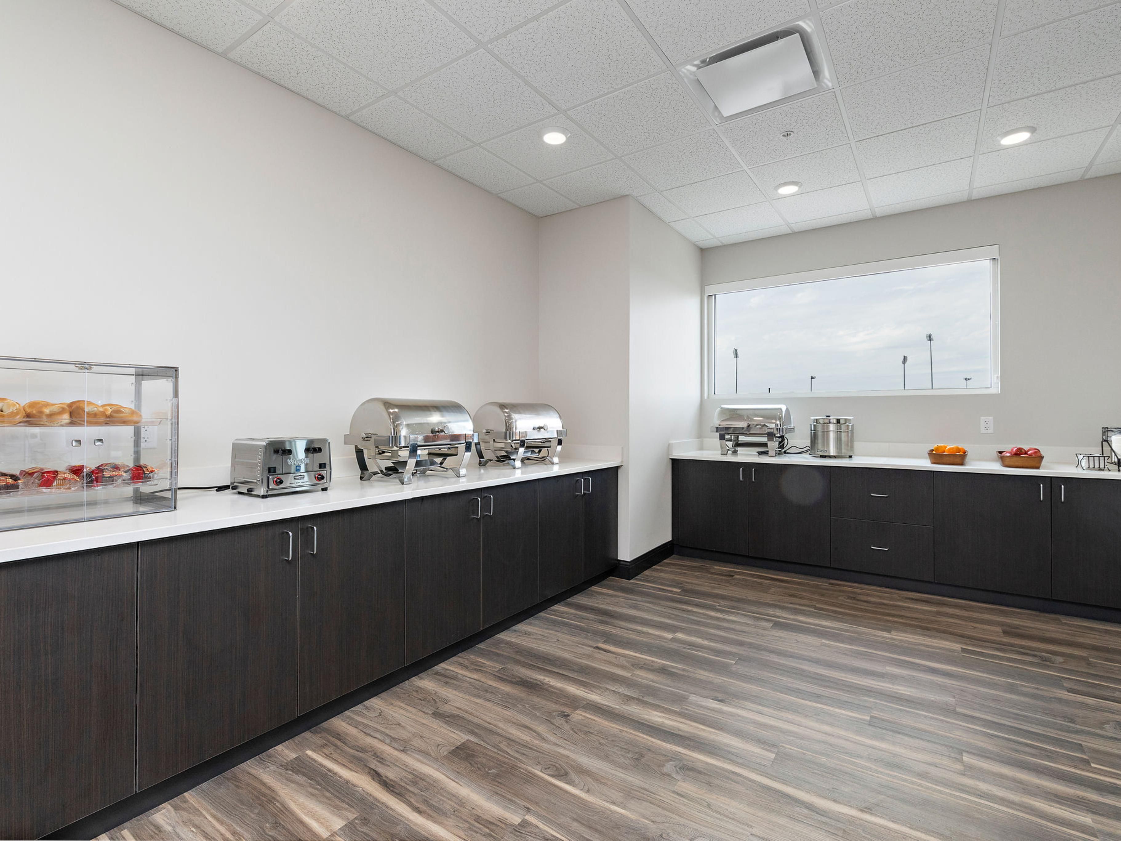 Start your day with a free breakfast buffet from 6:30 AM – 9:30 AM. Our Express Start™ Breakfast bar offers hot and cold selections including classics like eggs, sausage or bacon, and pancakes. Or opt for cereal, yogurt, and fruit. Leave room for our famous cinnamon rolls and coffee. Fuel your day for a Kansas City adventure!