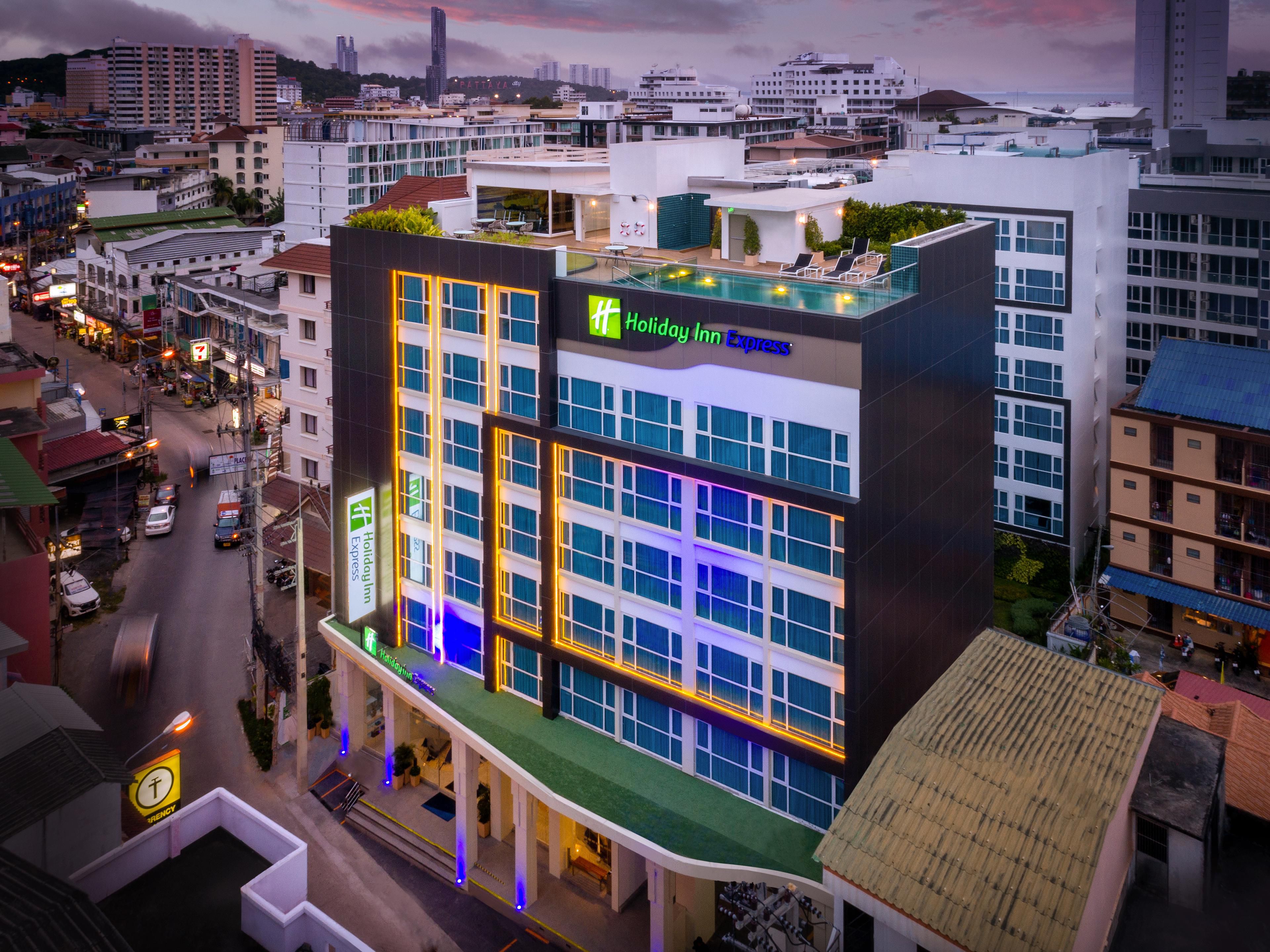 Holiday_Inn_Express_Pattaya_Central_Hotel_Exterior