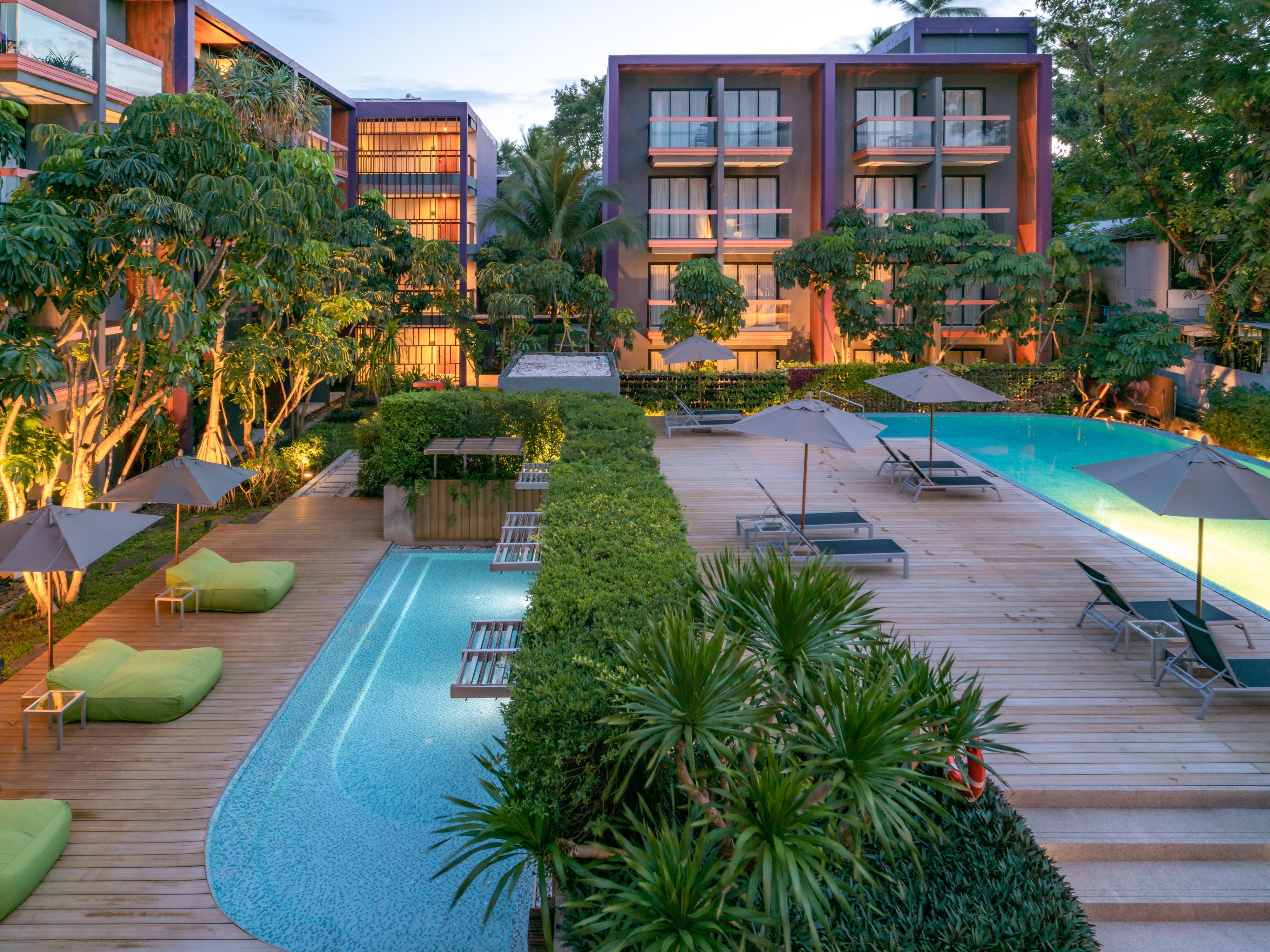 There are sun bathing places with sun beds and umbrellas, so bring your sunscreen and tanning oil with you to enjoy the sun. Allow your children to have fun in the kid's pool with water curtain.