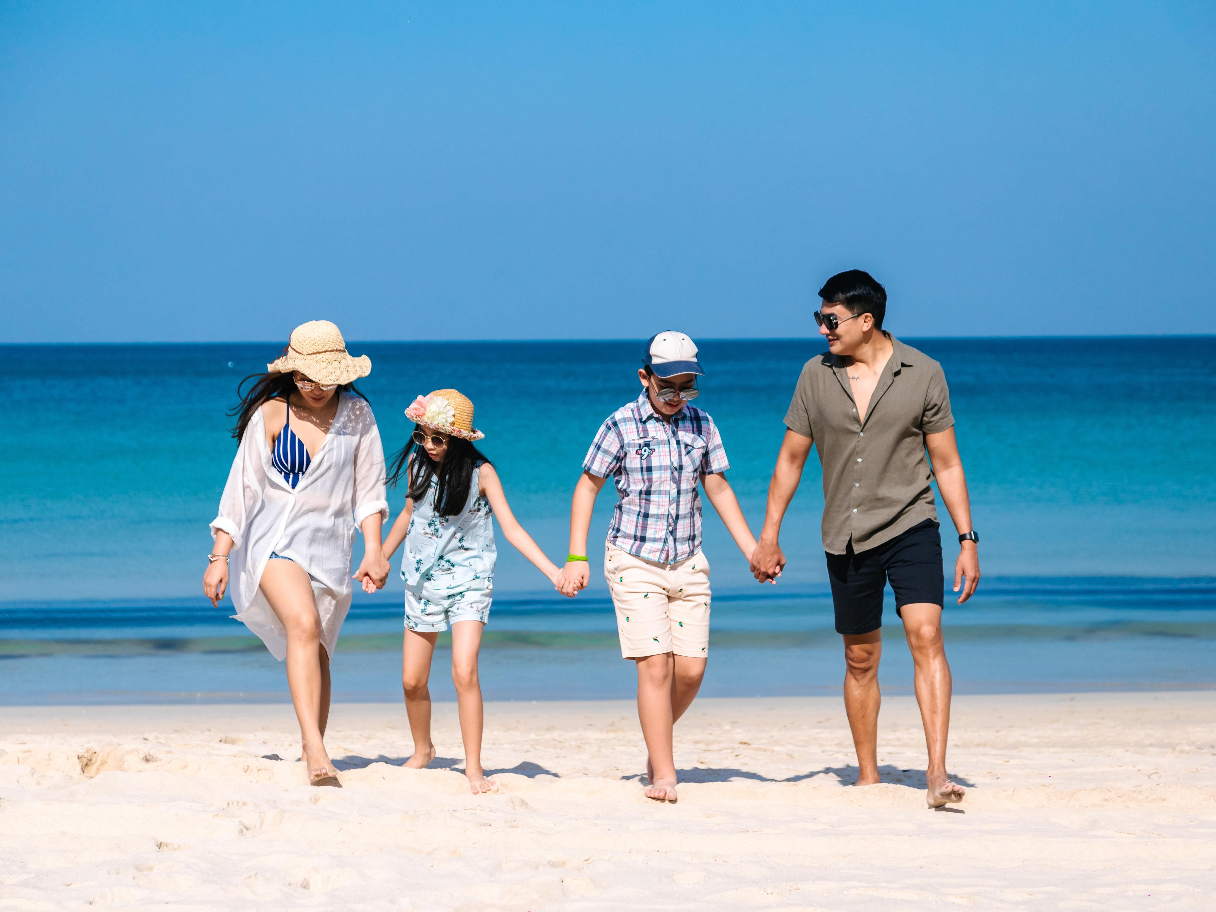 Patong Beach is a short 2-minute walk away. This 3-kilometer-long strip of golden sand is one of Phuket's most popular beaches. Enjoy the sun and the sea, participate in watersports, or simply relax and refresh. The numerous restaurants and cafés offer a diverse selection of cuisine and beverages, ranging from international to Thai.