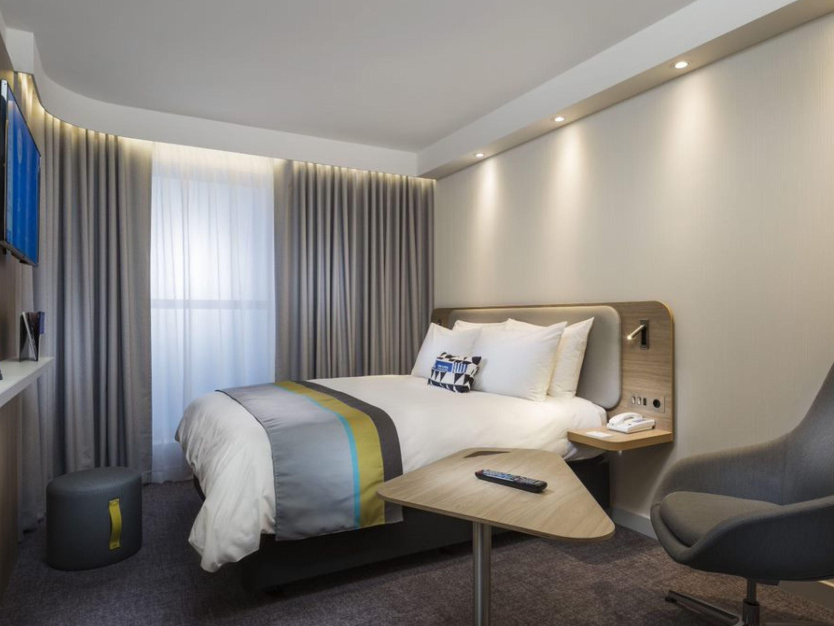 Holiday Inn Express Portimão by IHG offers comfortable rooms with air-conditioning, private bathrooms, and free WiFi. Each room includes a work desk, TV, and soundproofing for a pleasant stay.