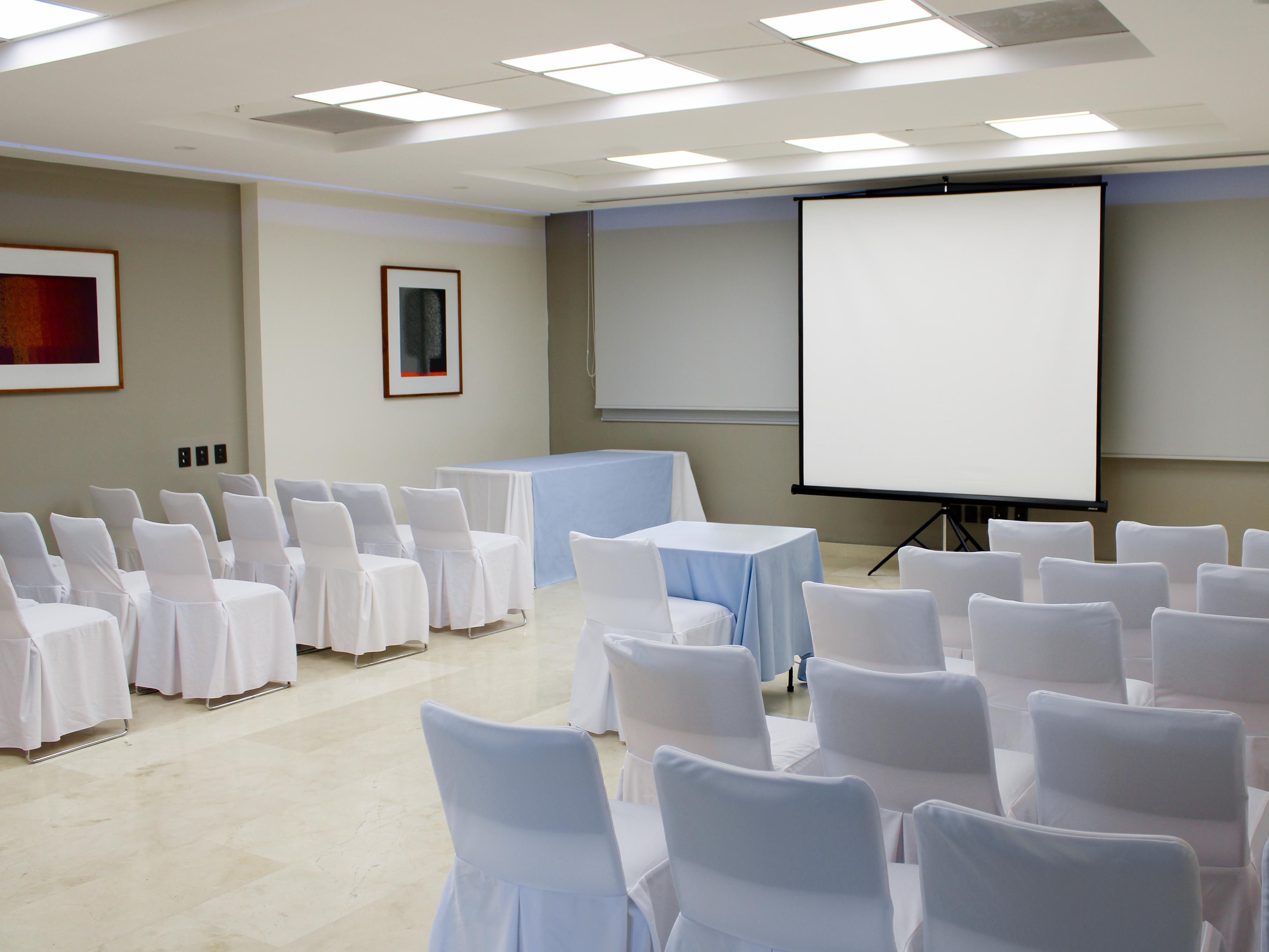 The perfect blend of comfort and technology. The Nayarit lounge is ideal for meetings and events, while our 2 meeting rooms are designed for presentations and conferences. Plus, enhance the experience with customized food and beverage options.
Contact: ventas@hiepvr.com | +52 322 150 6943