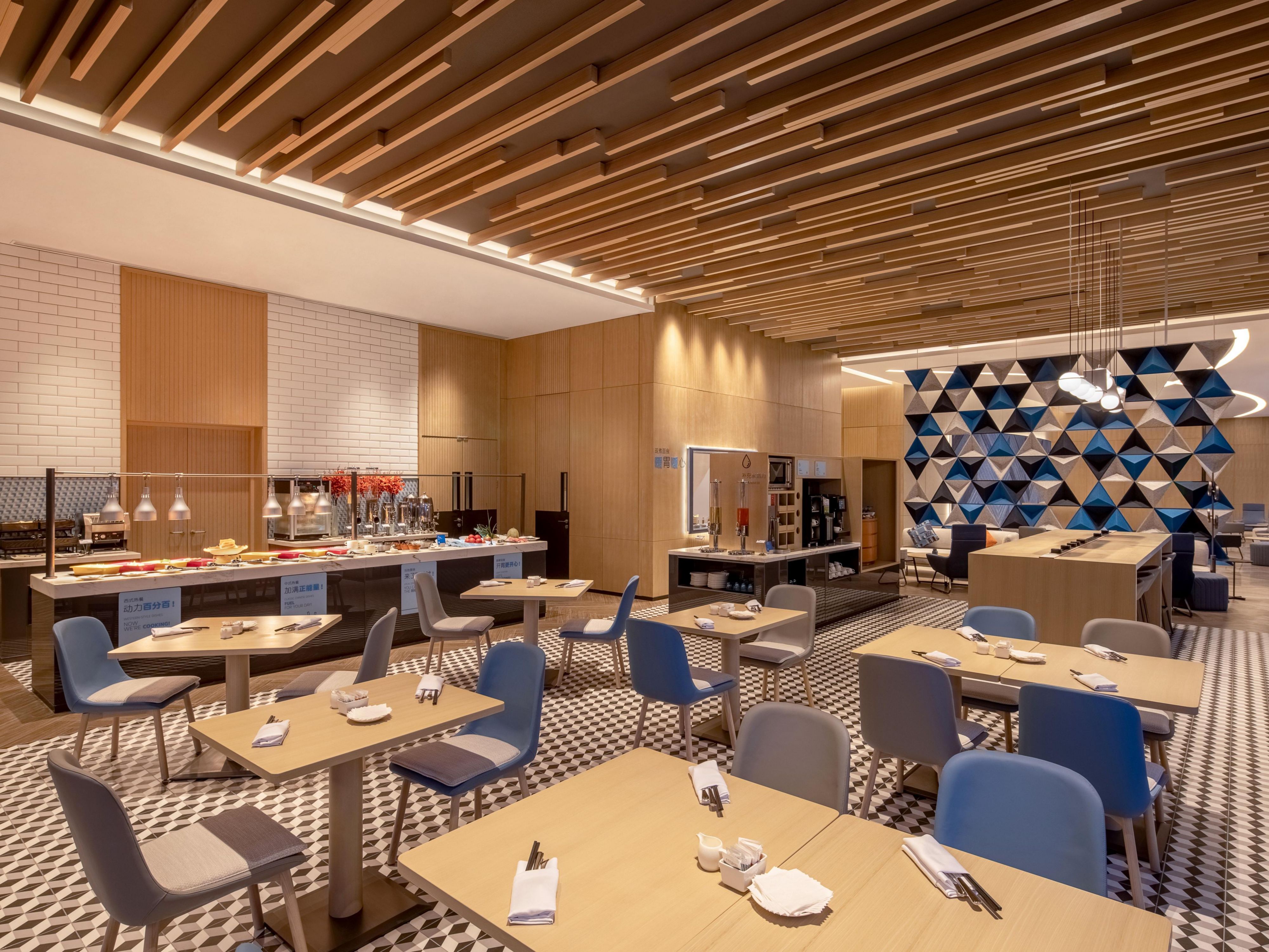 智空间为宾客提供中西式免费早餐，为客人提供能量满满得到一天