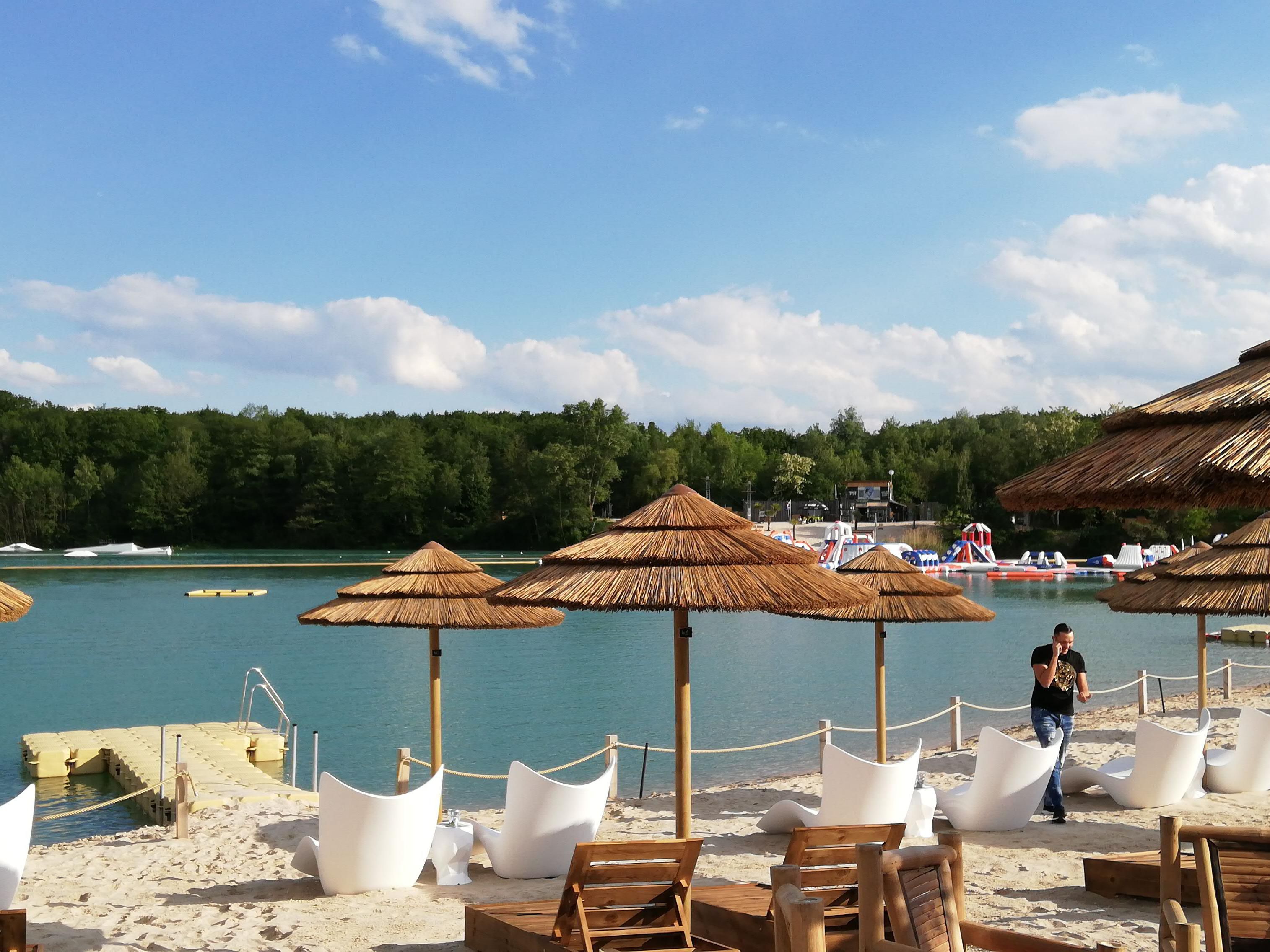 You like to swim?
Get to know the Raunheimer lake!
Take a short break in the hotel and come to rest in the 1000 meter distant forest lake to enjoy a cool cocktail!