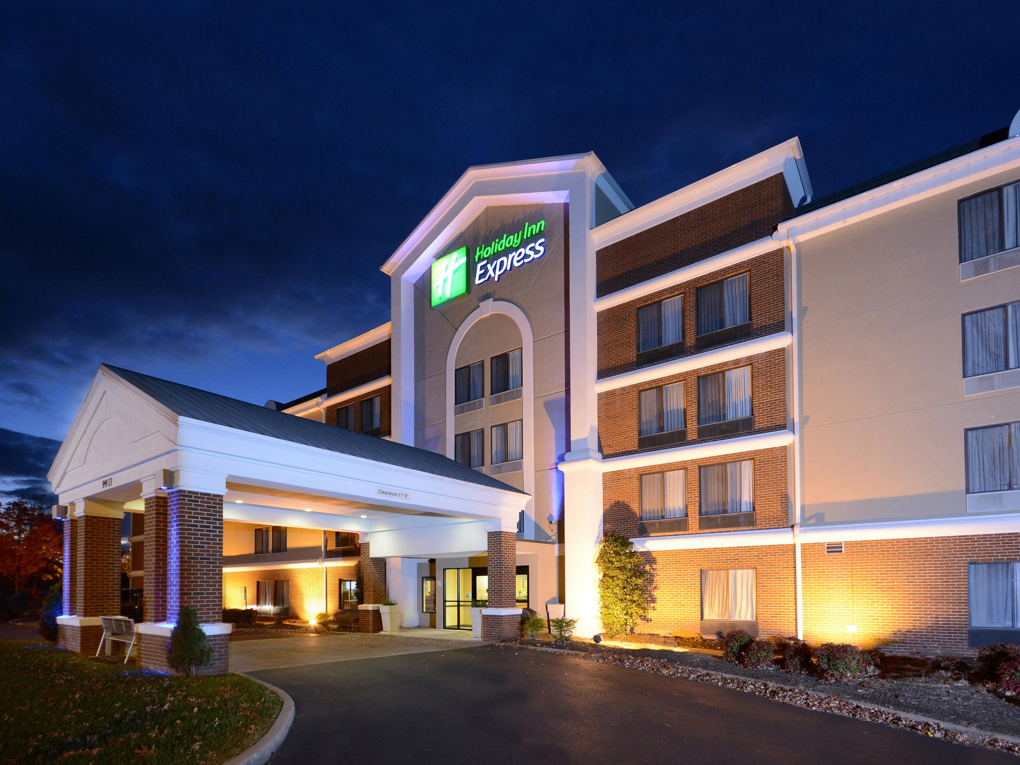 Stay at our Richmond hotel near Short Pump Town center and you will enjoy a quiet location, with easy access to I-64, away from the congestion and noise of West Broad St. Our hotel allows you to explore all the shopping and dining options around Short Pump Mall without the hassle of rush hour traffic in the morning. 