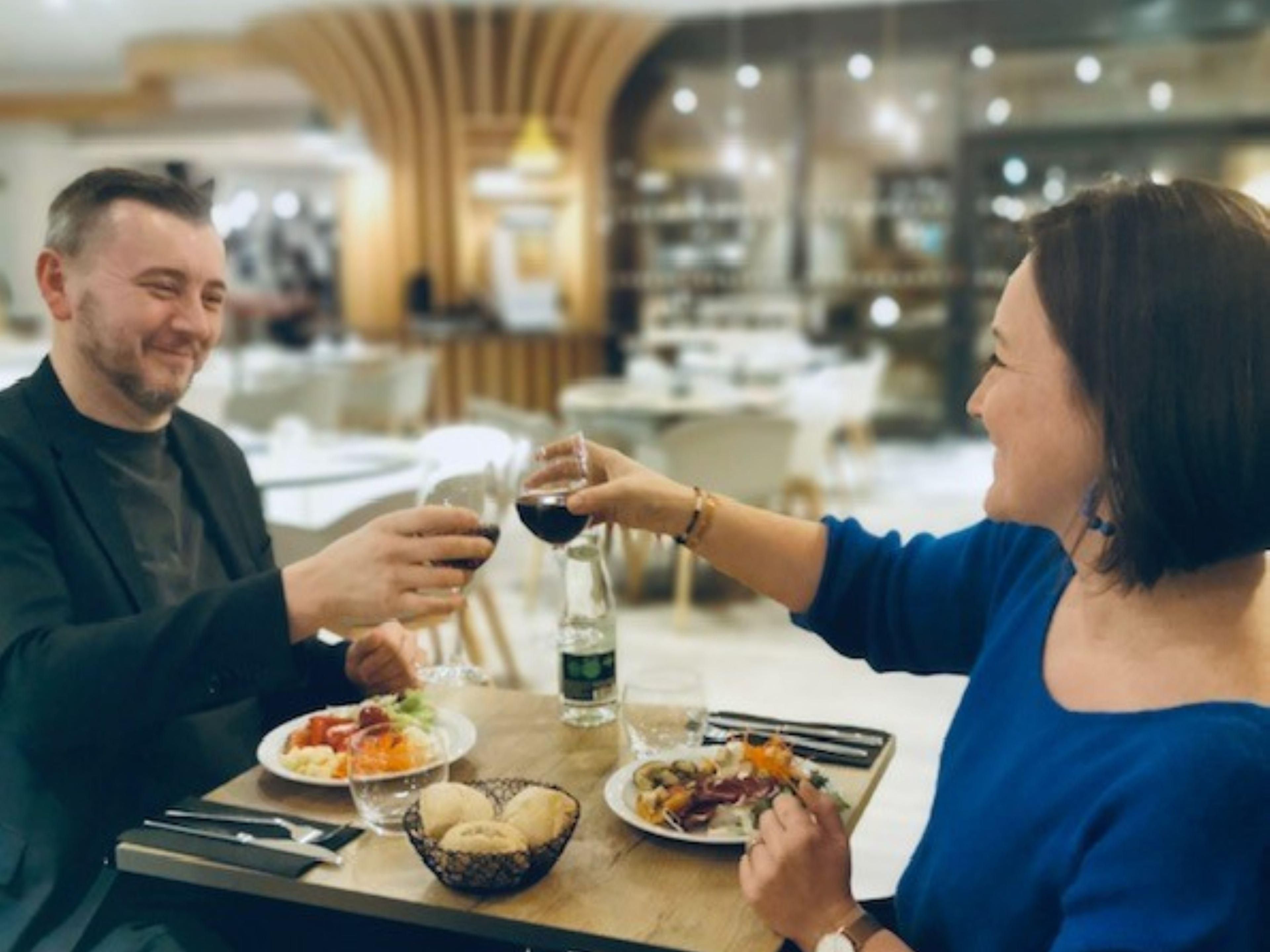 Enjoy your overnight night stay with the diner option and brekfast included.