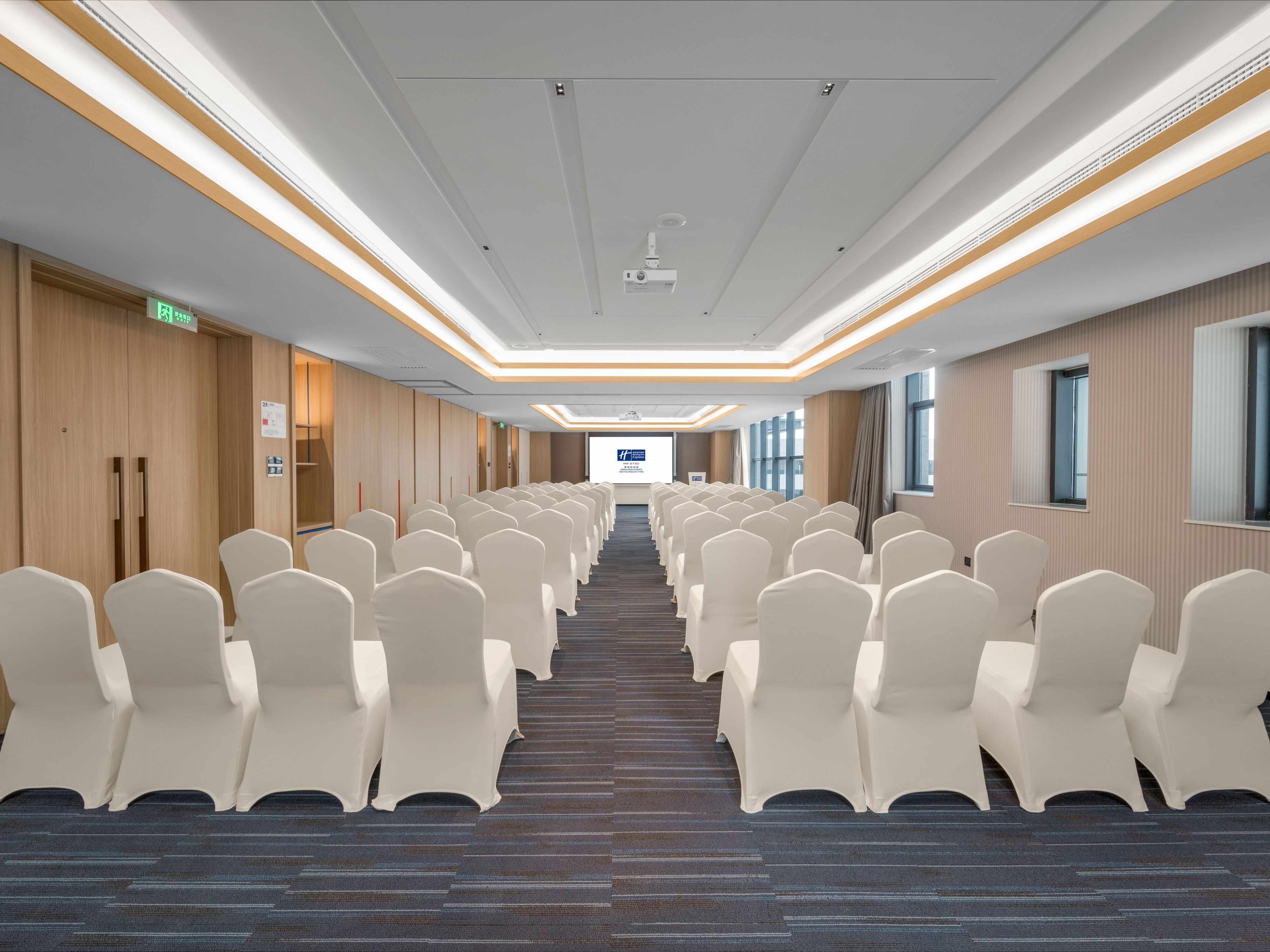 The total area of the conference room is 300 square meters, the largest meeting room can accommodate 130 people, the venue environment is beautiful, well-equipped, indoor sound insulation, with projector, mixing desk, stage, central air conditioning, etc. Can complete all kinds of graphic information playback function;
