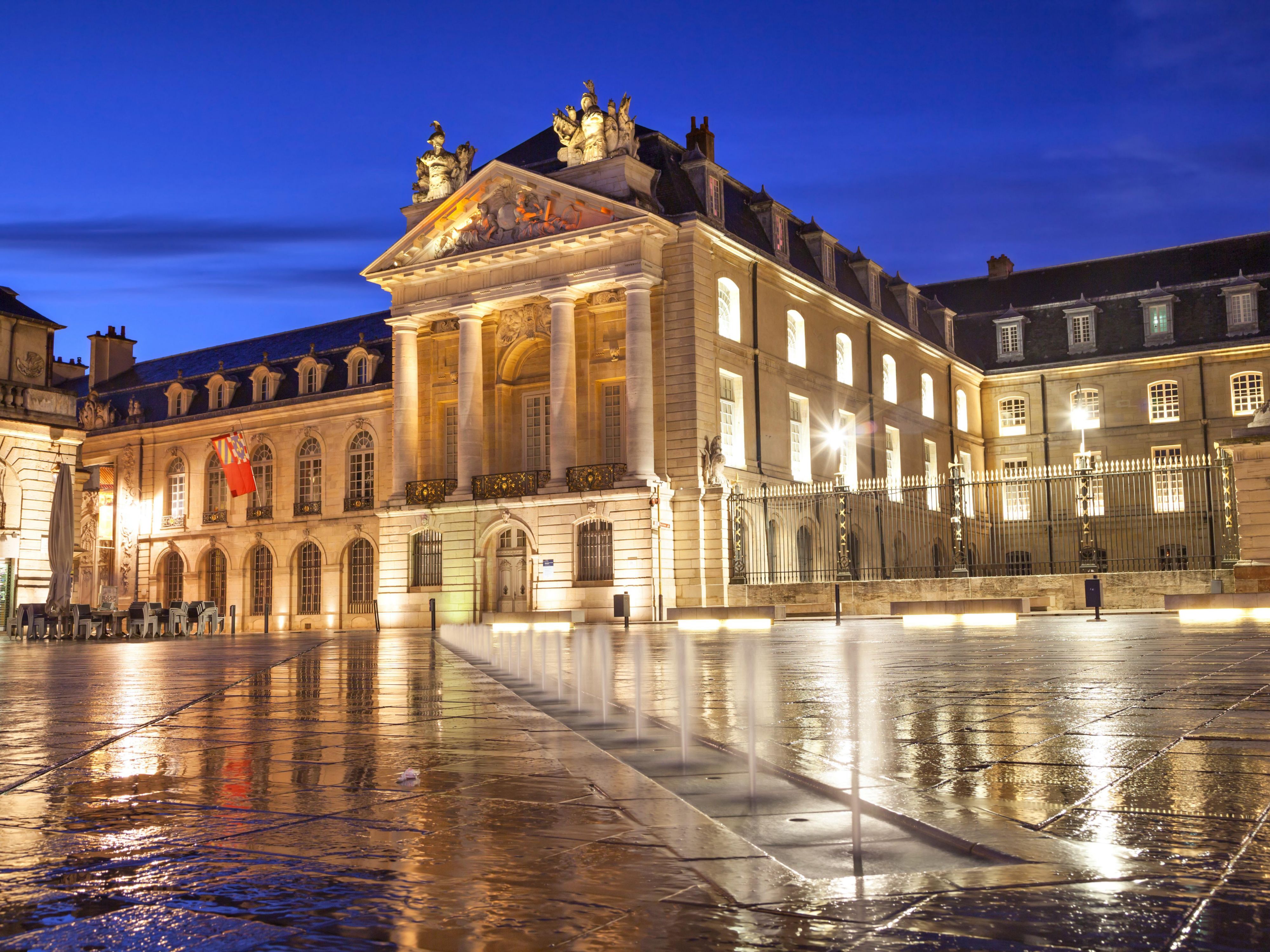 Discover Dijon differently: our hotel is just steps from Gaston Gérard Stadium and a short drive from the Olympic Swimming Pool and Zénith, offering a stylish, convenient stay full of sporting and cultural experiences.