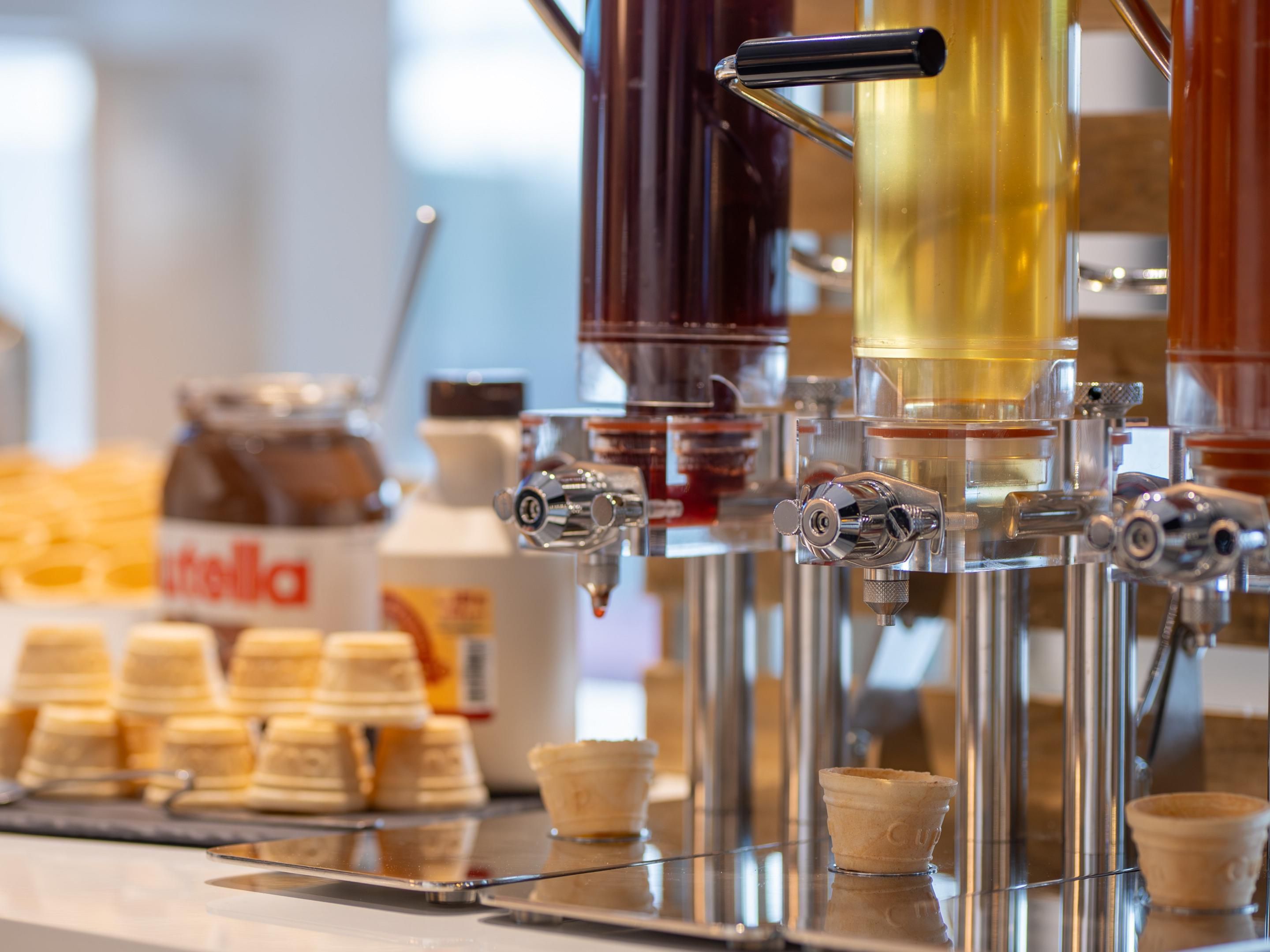 Served from 6:30 a.m. to 10:00 a.m. during the week and until 10:30 a.m. on Saturdays, Sundays, and public holidays. Start your day with your favorite hot drink.