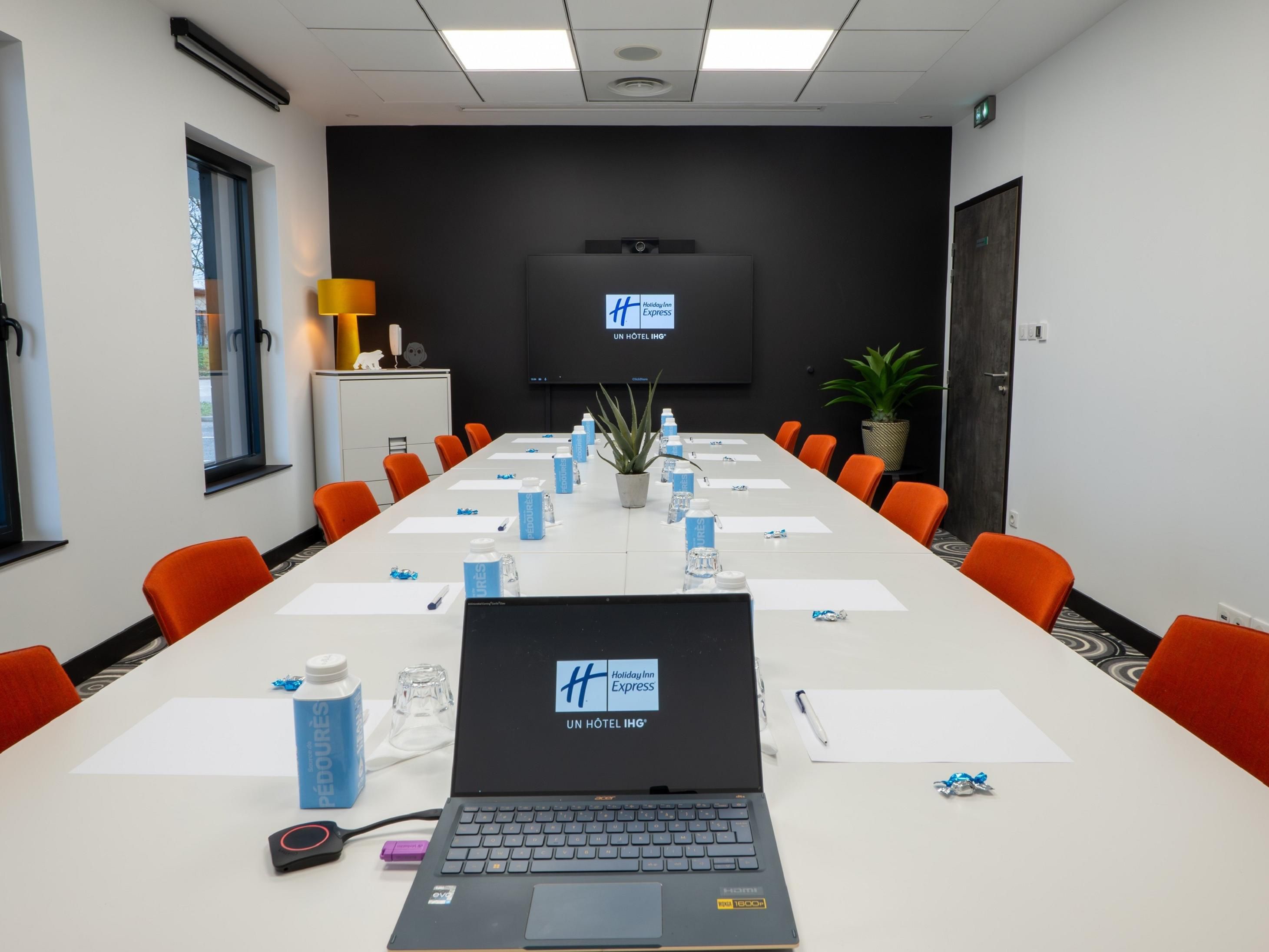With a surface area of 25m2, our room can accommodate up to 15 people. Freshly renovated, it is now equipped with a 165 cm screen coupled with the Clickshare system to easily share content but also with a Poly Studio soundbar to organize video conferences and enjoy a high quality audiovisual experience.