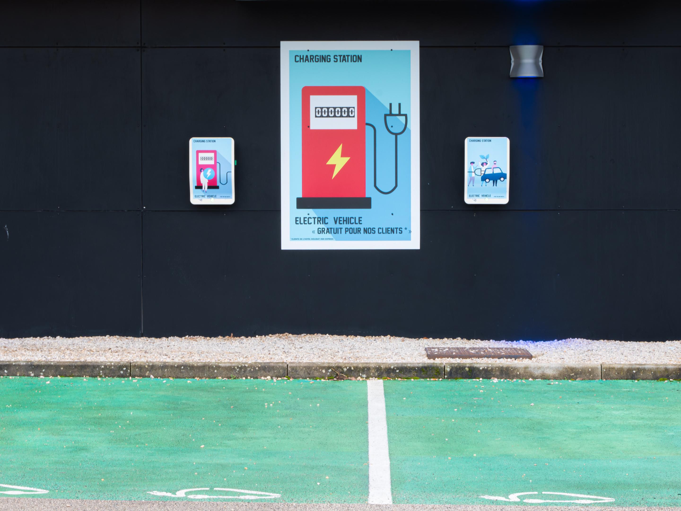 Are you driving an electric vehicle? Enjoy a stay with us during your visit to Dijon and recharge your car's batteries at one of the two charging stations available for free
for our valued guests.