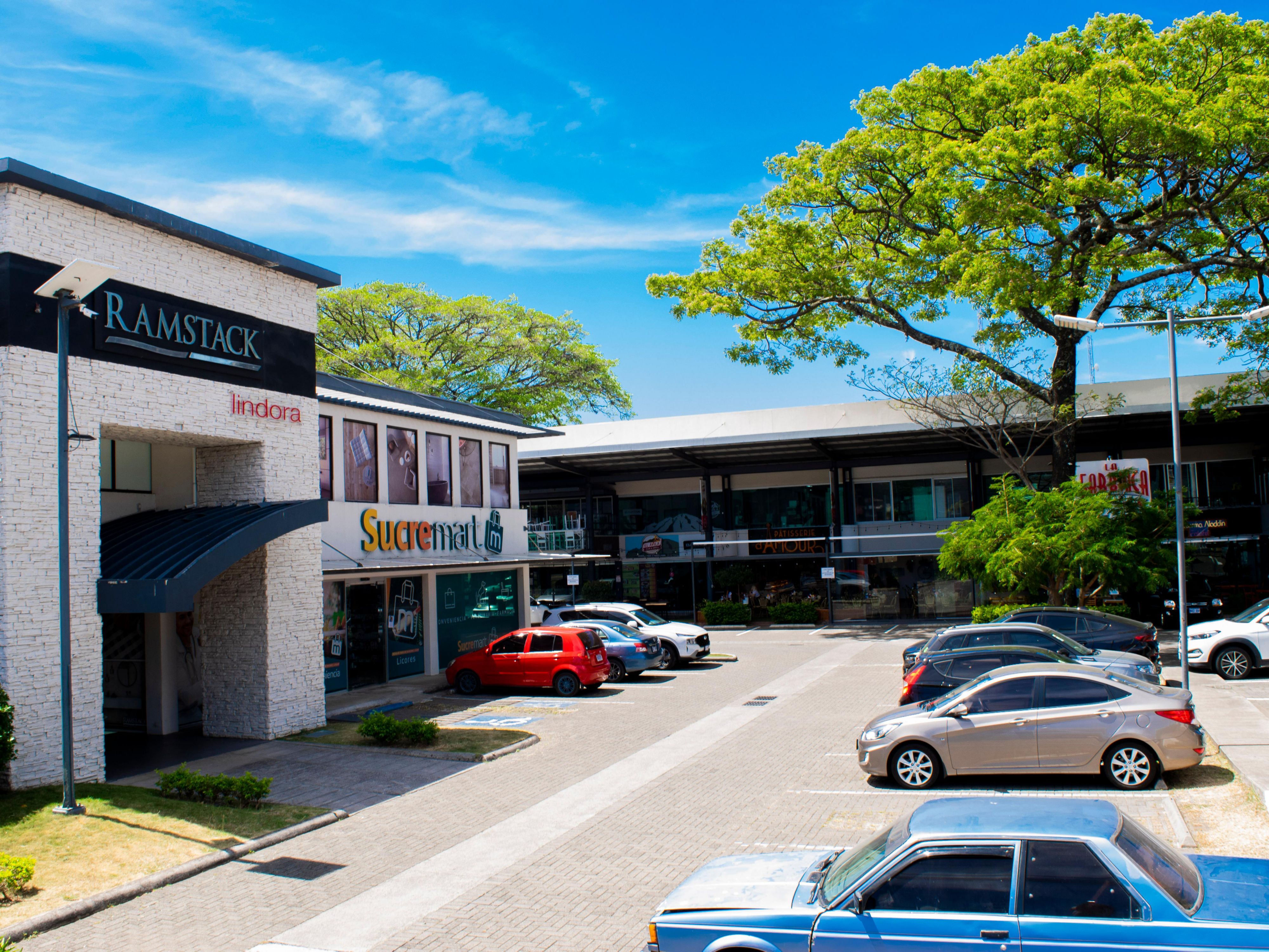 Right next to our hotel, enjoy Momentum Lindora a commercial plaza, with more than 8 restaurants, shops, pharmacies, beauty salon, among other businesses. Many of these restaurants deliver to our hotel.