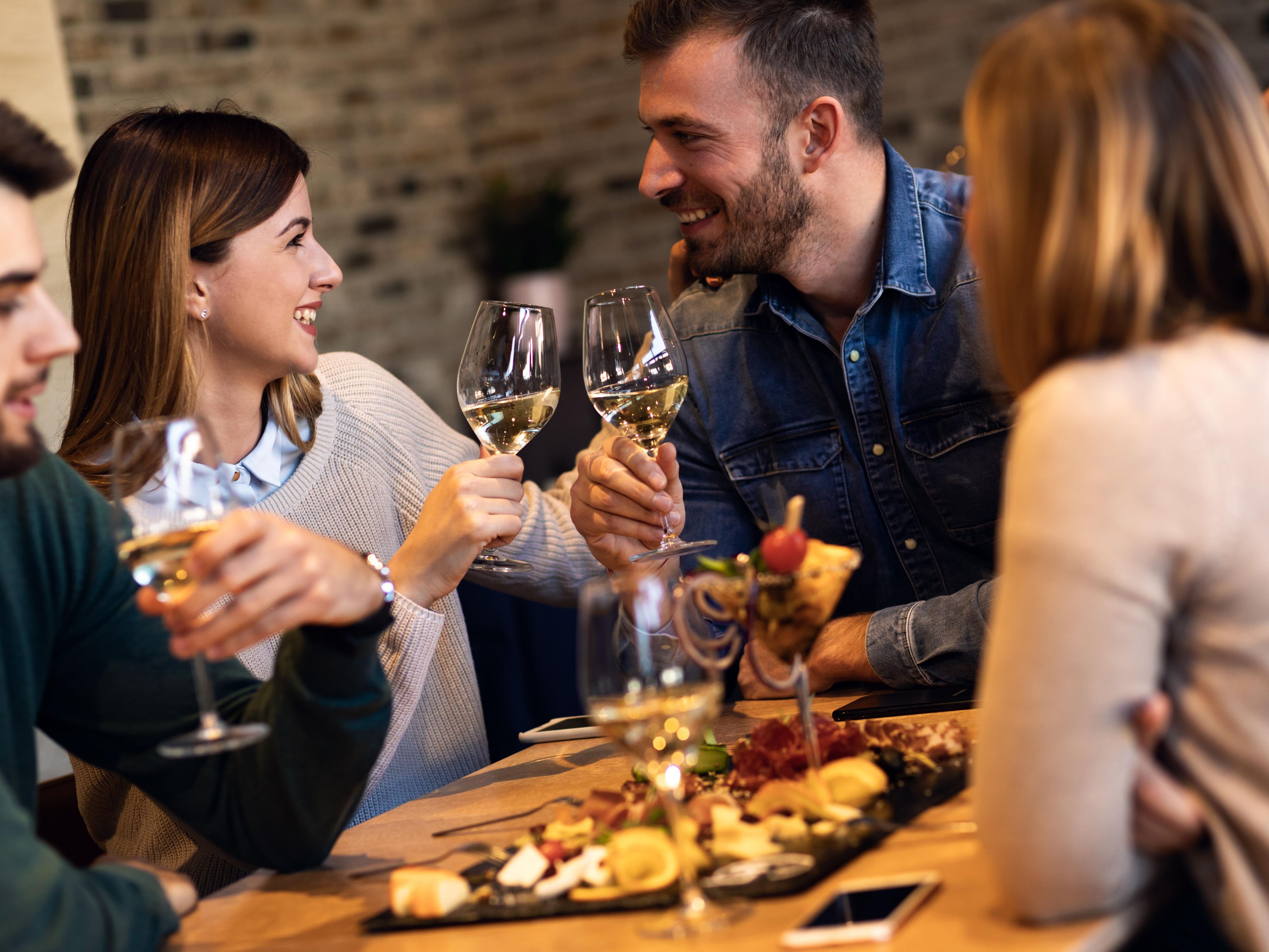 Explore the finest gastronomy and the most exclusive shops in Alajuela with our Gastronomic Tour, which includes round-trip transportation. Relax while enjoying welcome drinks, delicious desserts, and exclusive discounts for an unforgettable experience.