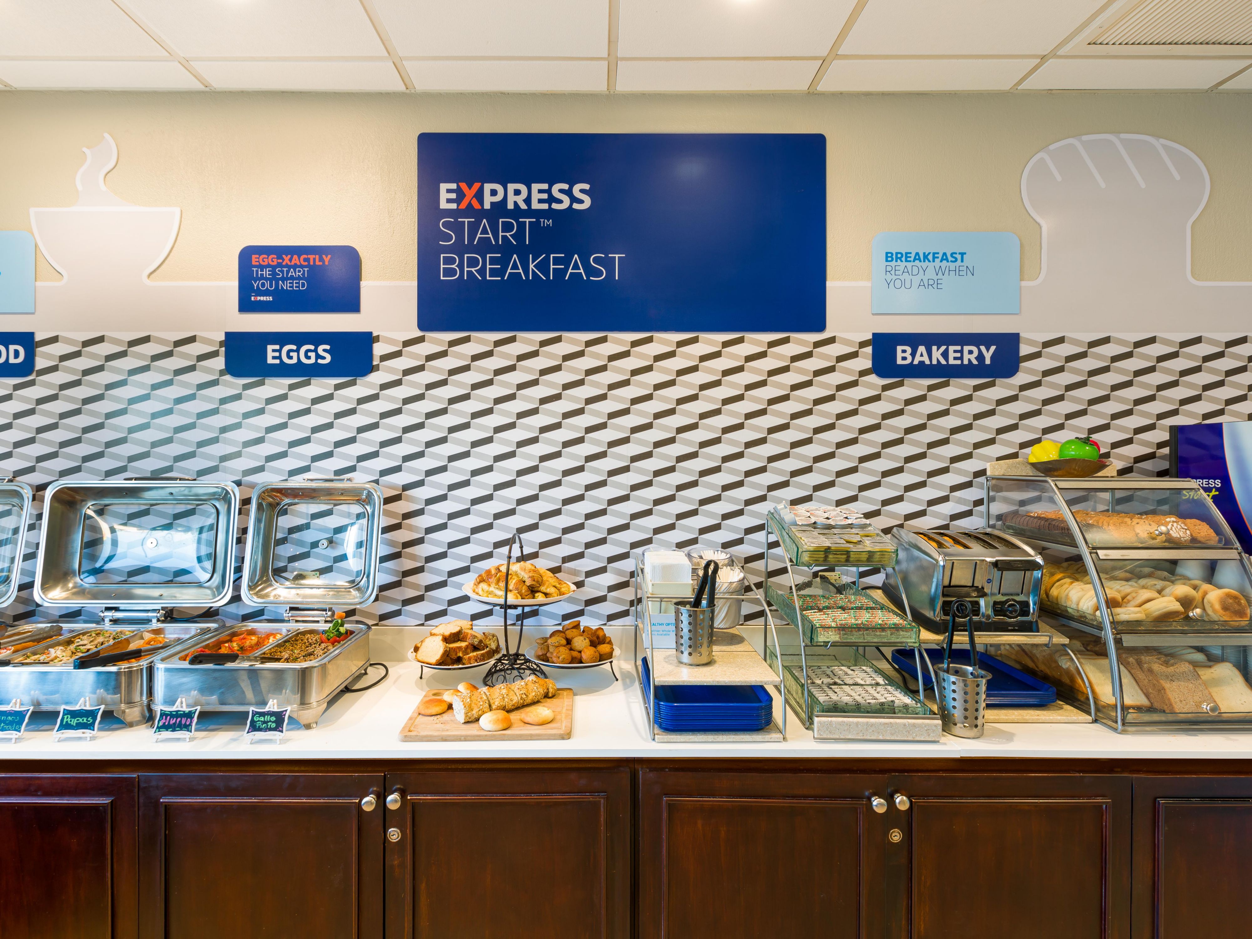 Fuel your day with our free EXPRESS START™ Breakfast buffet featuring hot and cold options. From made-to-order omelets to traditional Costa Rican dishes. 
Complement your meal with a Costa Rican coffee or tea, and get ready for your San Jose adventure!
If you have an early departure, ask about our to-go snack service the day before.