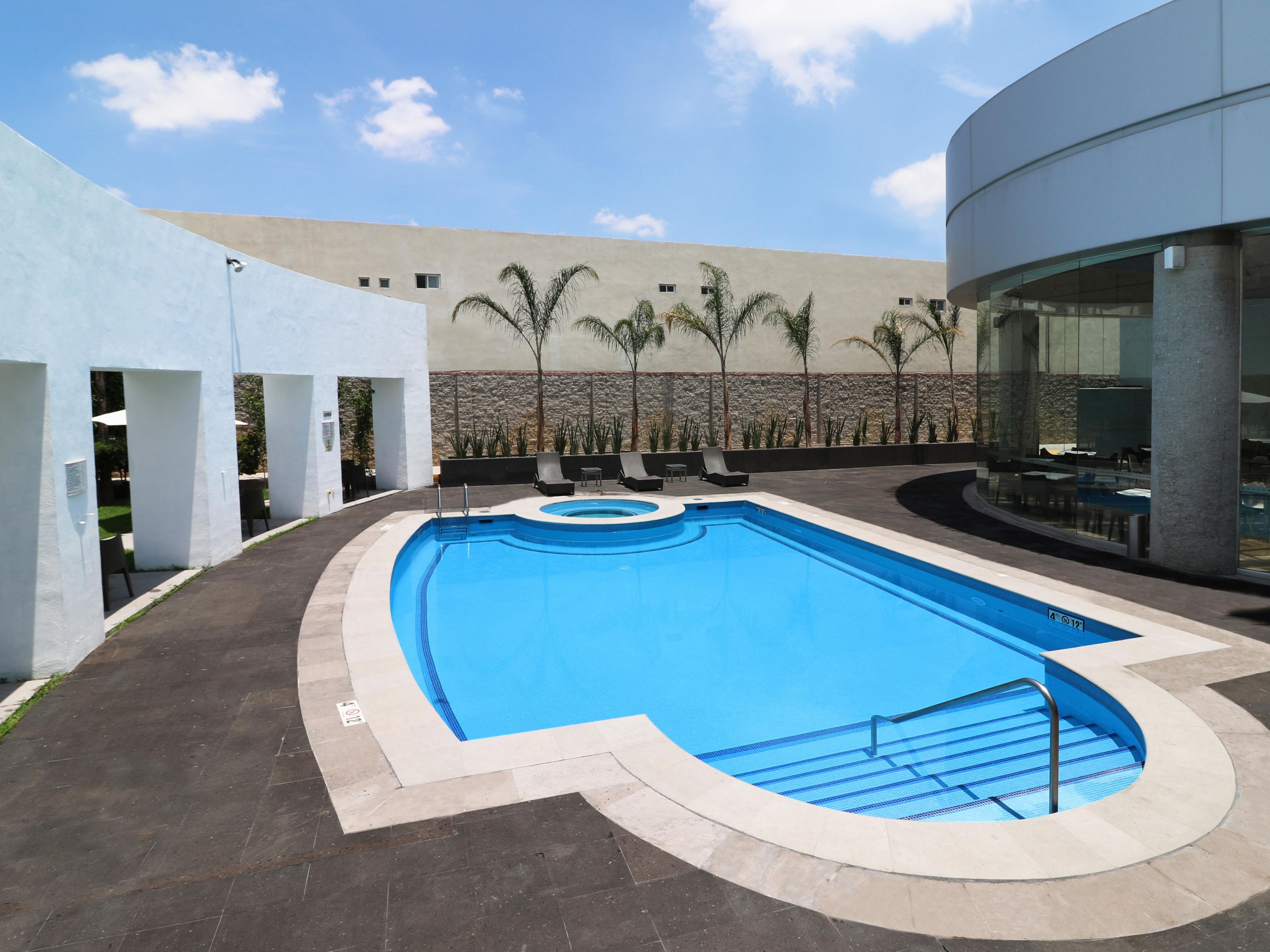 The heated outdoor pool and jacuzzi are a relaxing oasis in a private setting. Sun loungers invite you to sunbathe, while tables with umbrellas are perfect for a snack. The ideal place to unwind.