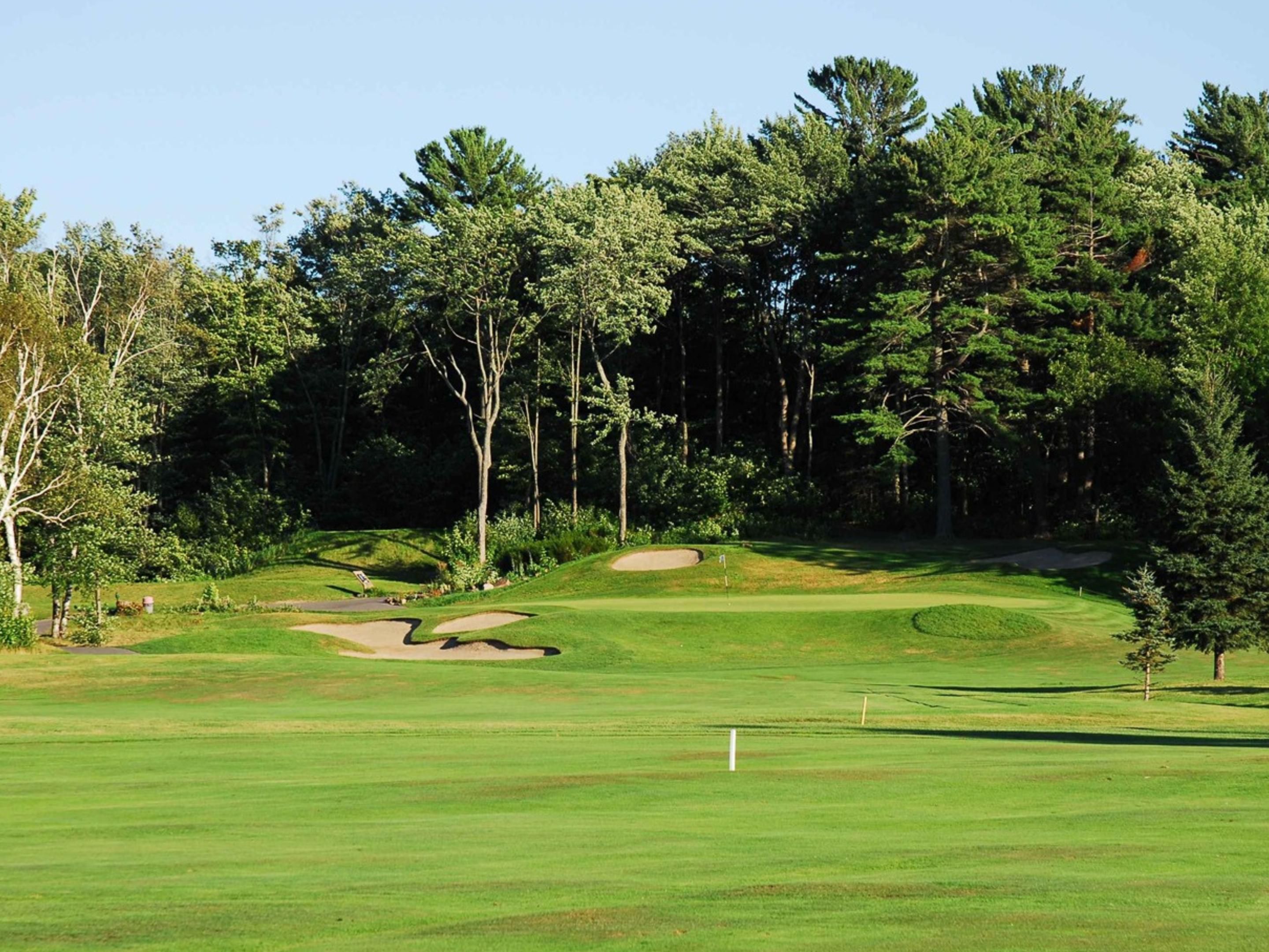For a traditional and peaceful round, play the Sault Ste. Marie Golf Club, a semi-private course along the St. Marys River. Tree-lined fairways and a classic layout make it ideal for relaxed and scenic rounds.