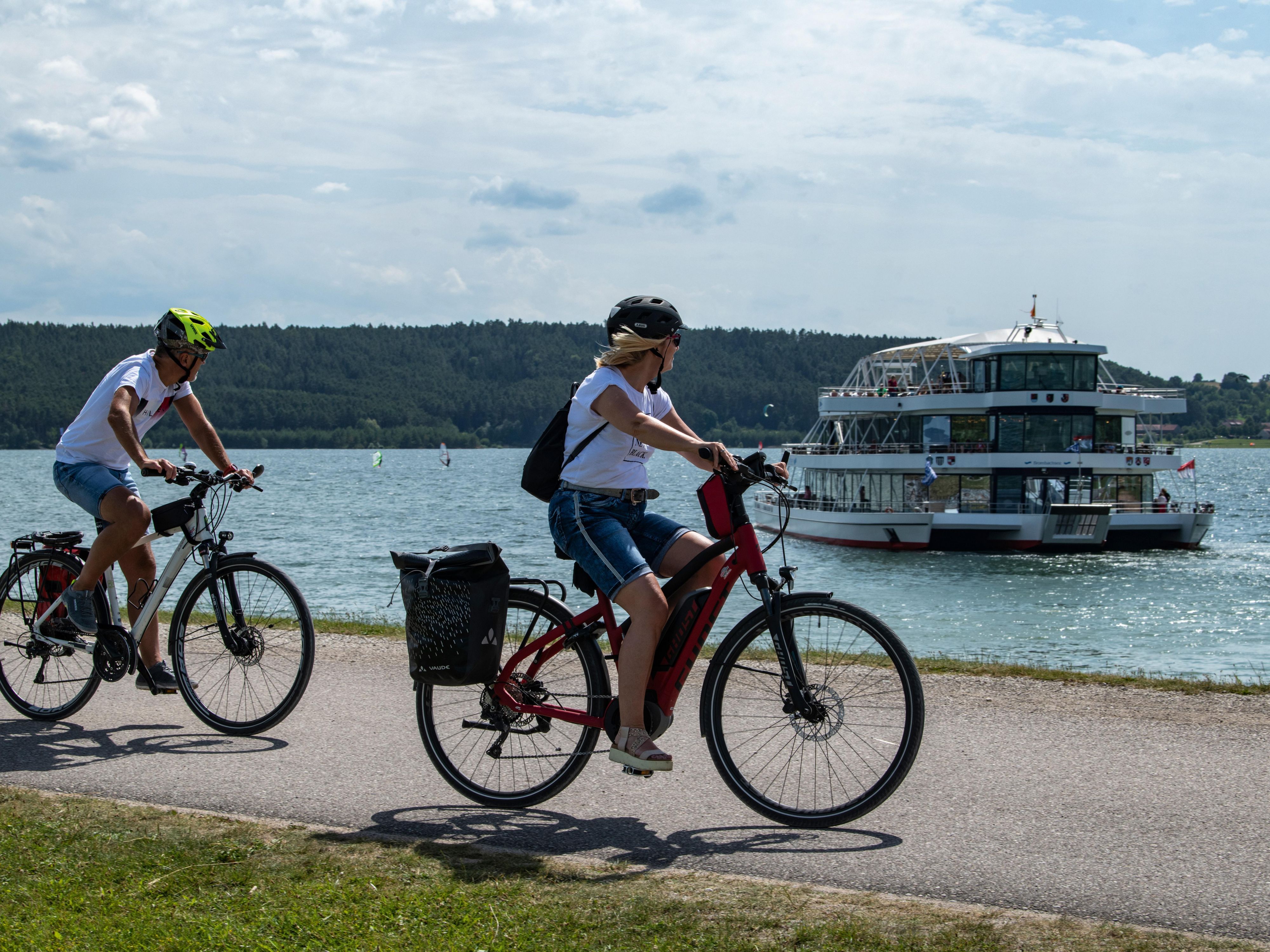 5 leisure facilities at Great Brombachsee ensure that every holidaymaker gets the best out of his/her stay: beach volleyball, beer gardens, children's playgrounds, sandy beaches, sailing schools and water sports options await you.