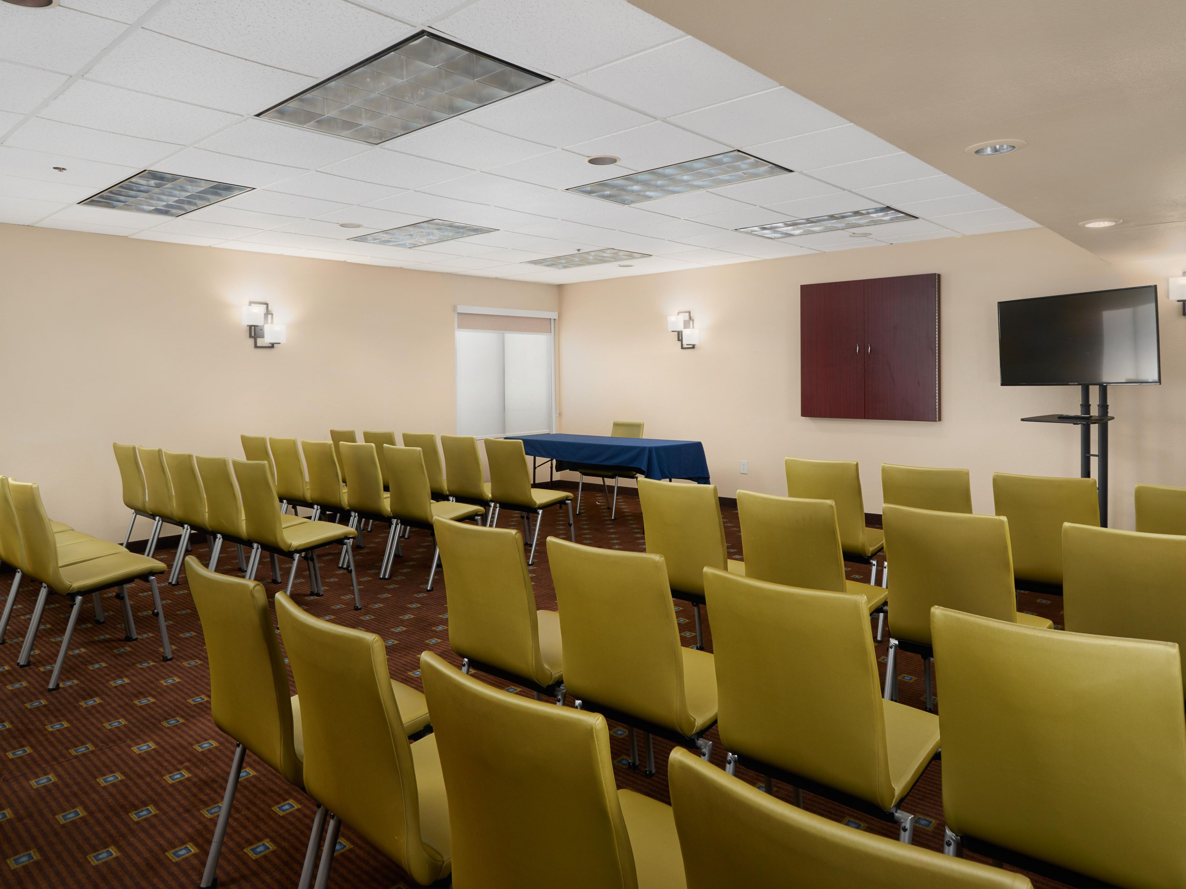 Ideal for business and events, our versatile 1,250 square feet of meeting space can be tailored to perfectly fit your gathering, whether it’s for a corporate event or a personal celebration. Equipped with state-of-the-art audiovisual technology and high-speed internet, our facilities are designed to host seamless events.