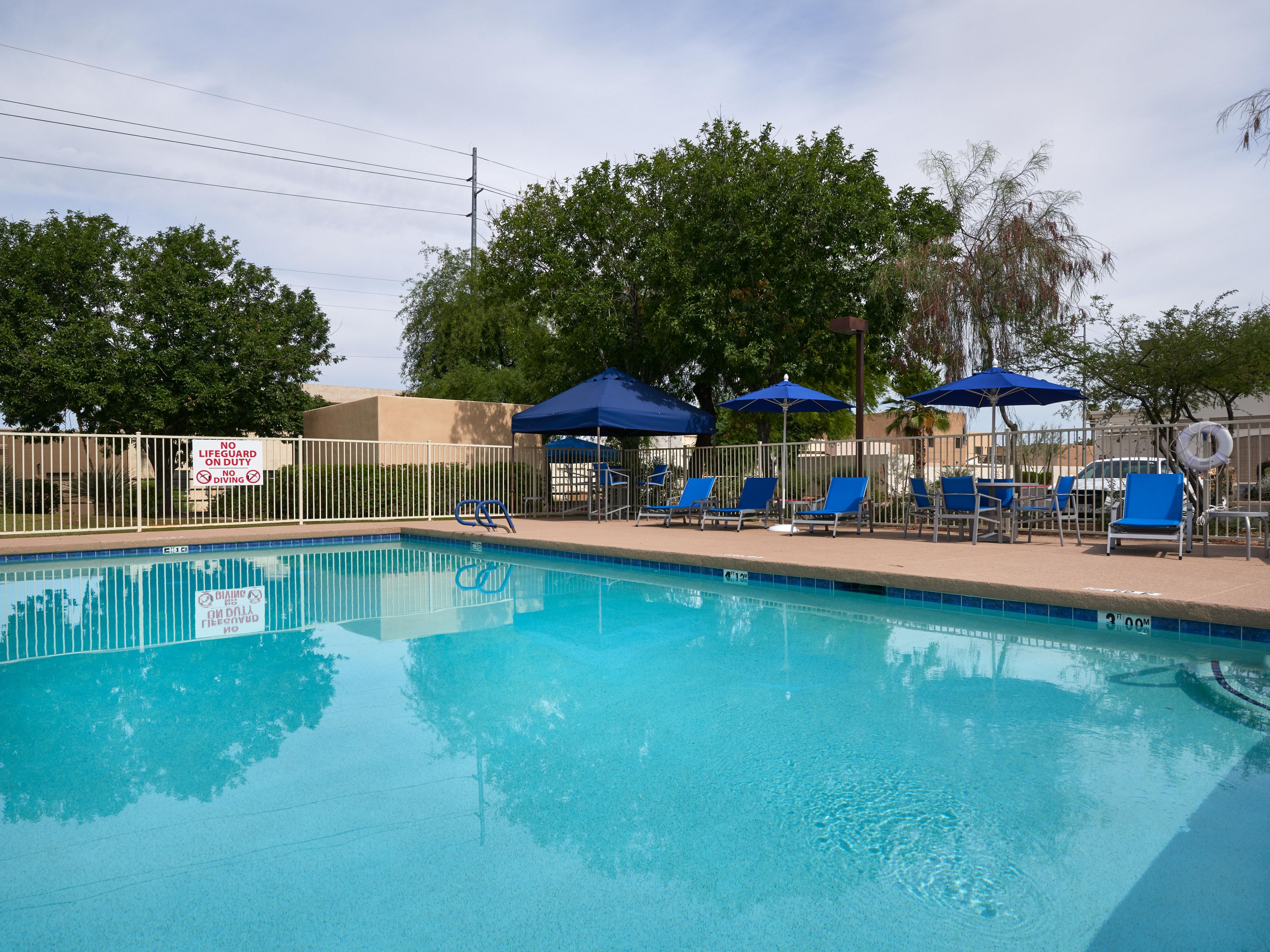 Relax and rejuvenate in our large outdoor pool. It’s the perfect spot to cool off after a day exploring Scottsdale or simply enjoy some leisure time in the sun. With ample lounge areas and shaded tables, you can sunbathe, read a book, or sip a refreshing drink in comfort.
