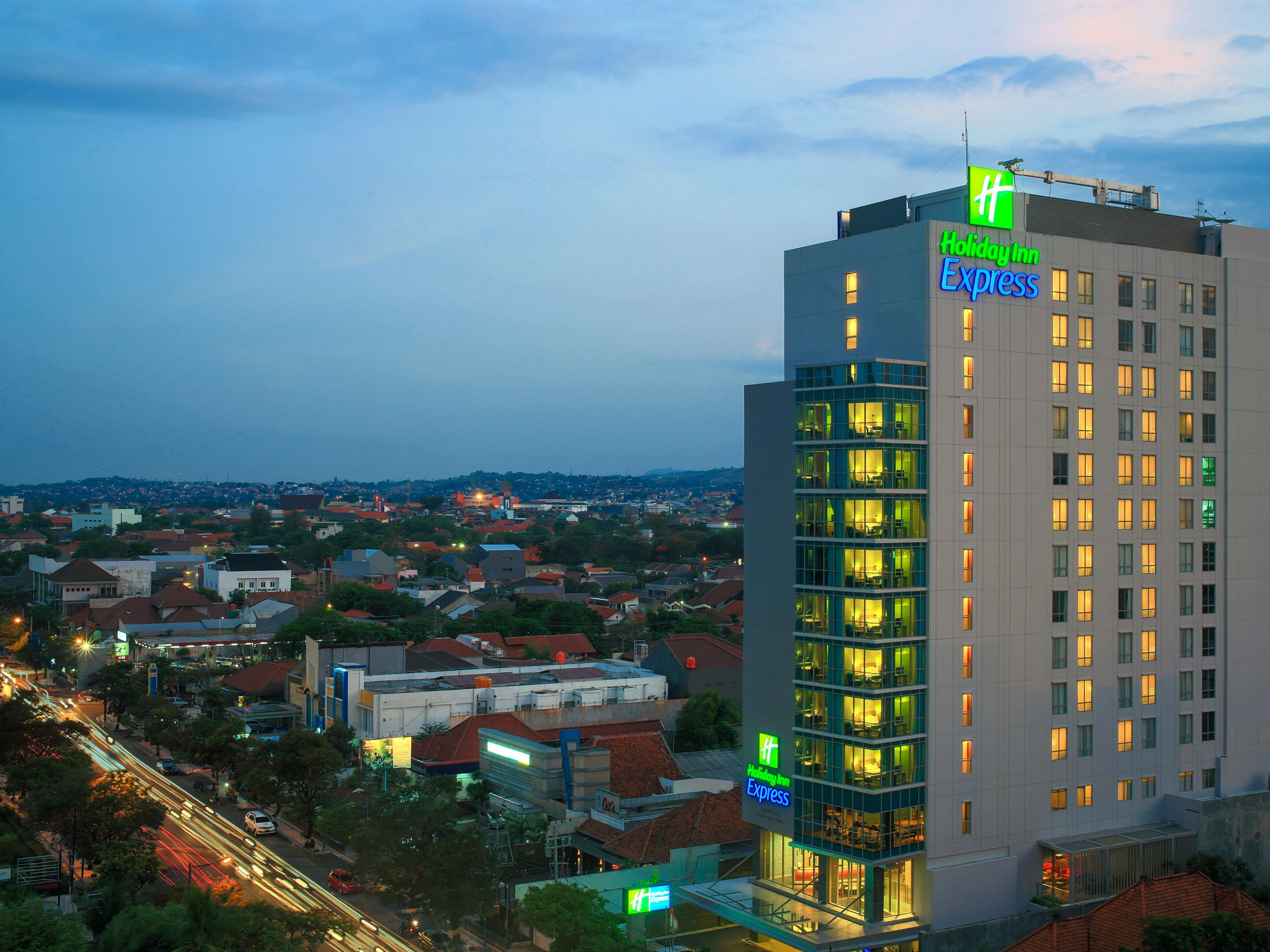 Holiday Inn Express Semarang Simpang Lima is located in the city's main business district on Ahmad Yani and close to government offices and shopping centers.