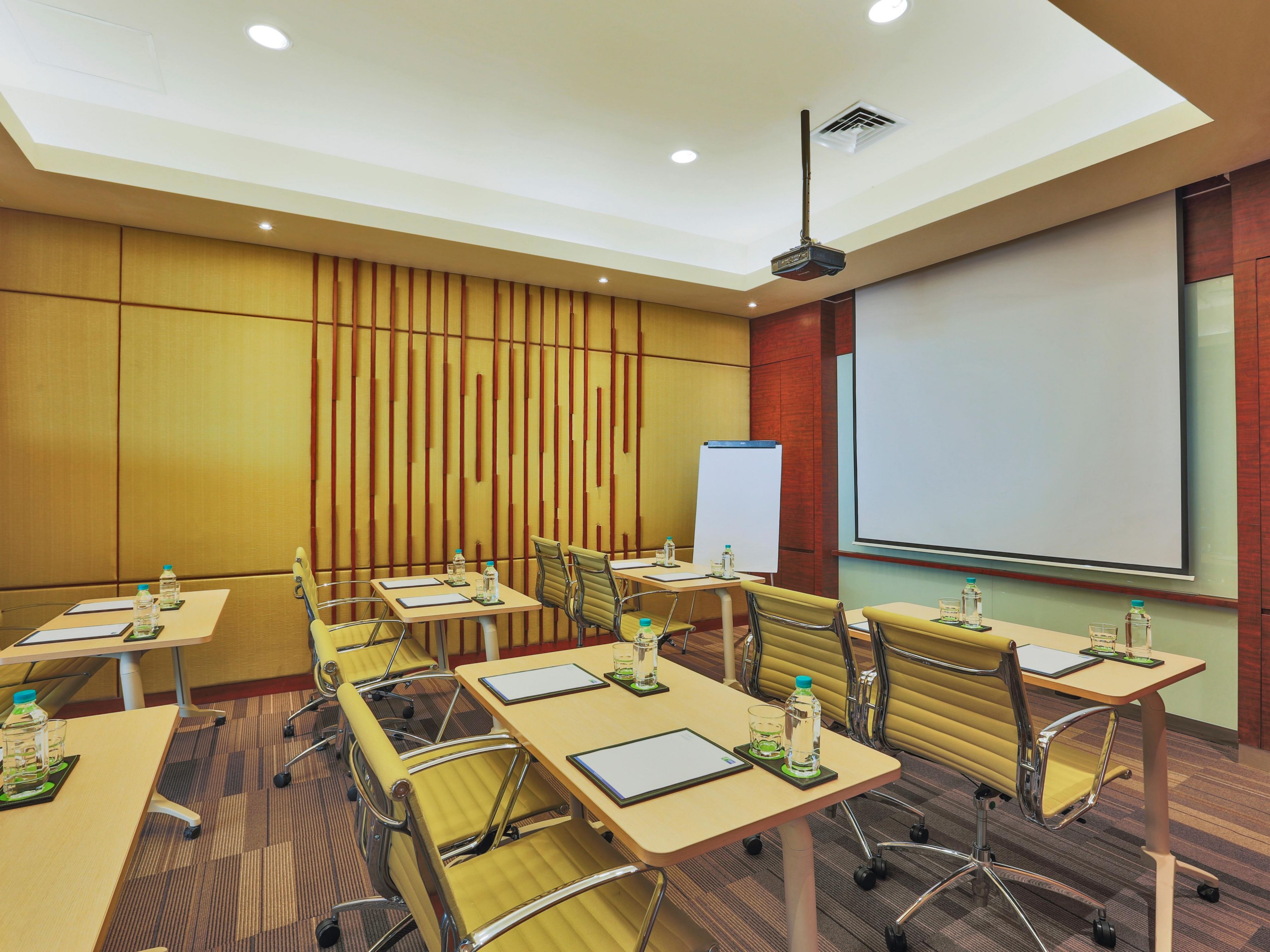 Make your meeting in Semarang a success at the Holiday Inn Express Semarang Simpang Lima. Take advantage of our meeting room features that can accommodate up to 20 persons, with the latest technology and equipment provided.