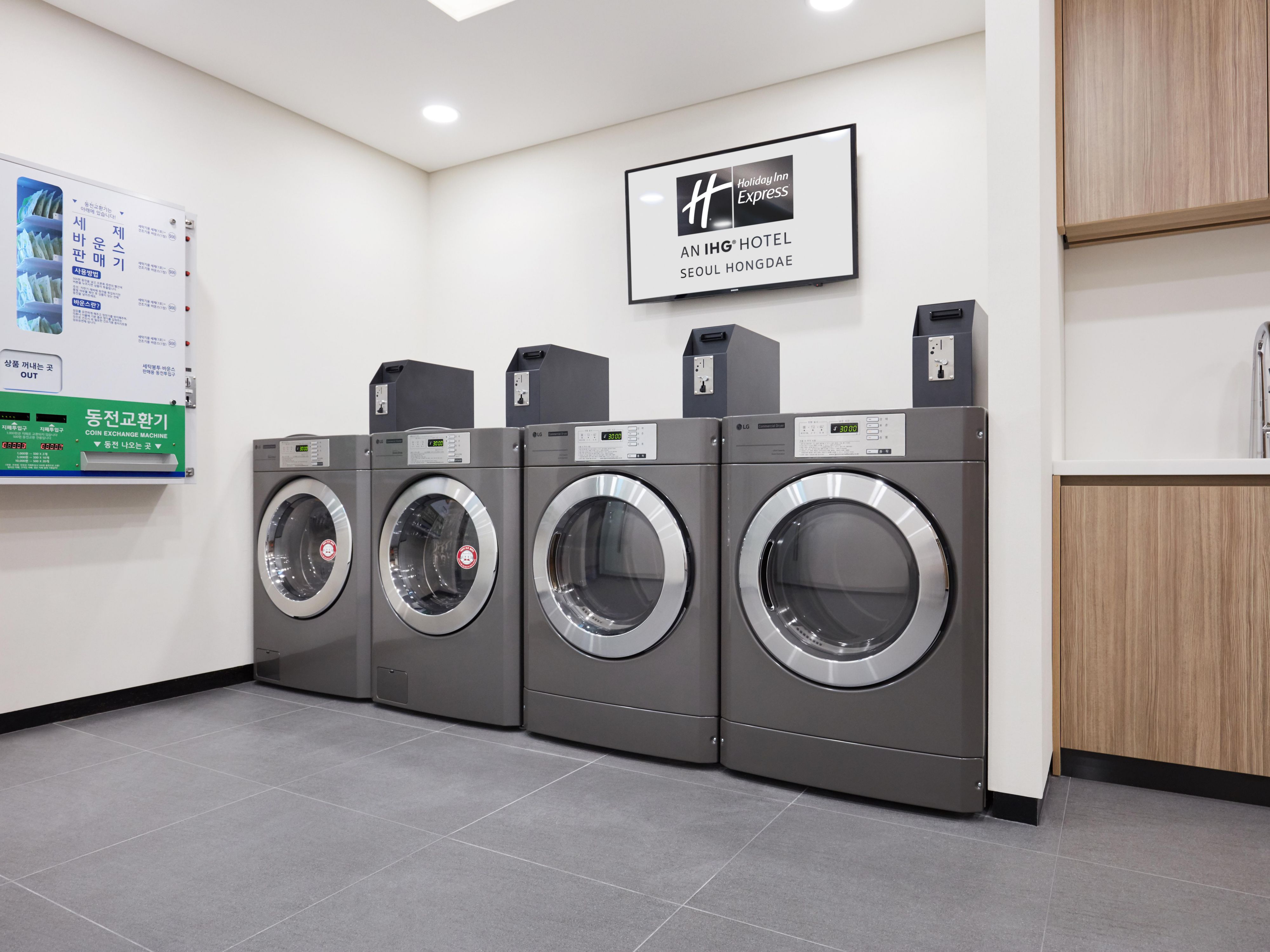 酒店在16楼提供了一个自助洗衣房，里面配备有洗衣机、烘干机和熨烫站。您可以在我们的投币式自助洗衣房里保持清新。营业时间为上午6:00至晚上22:00。